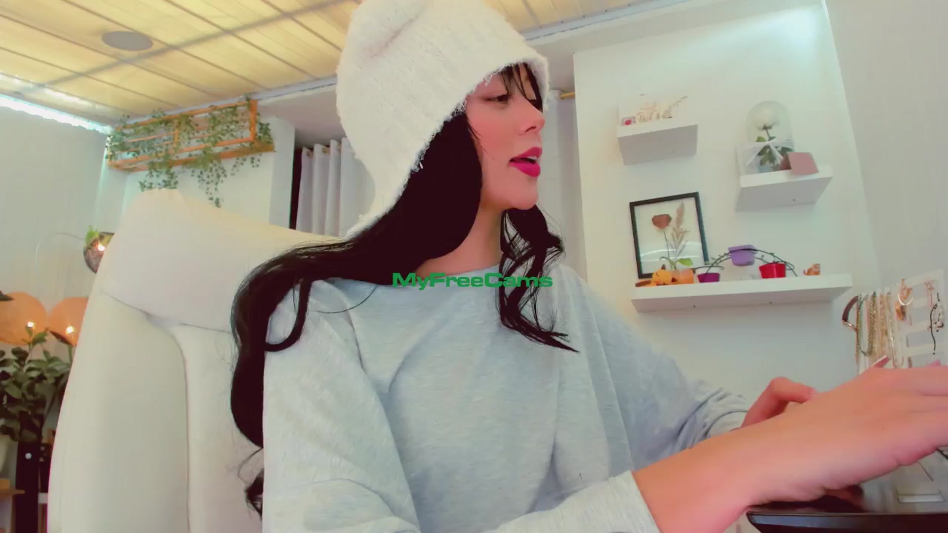 Gallery image thumbnail from AngelicRossy's myfreecams stream on, 07/12/2024, 18:43 image 4 of 20