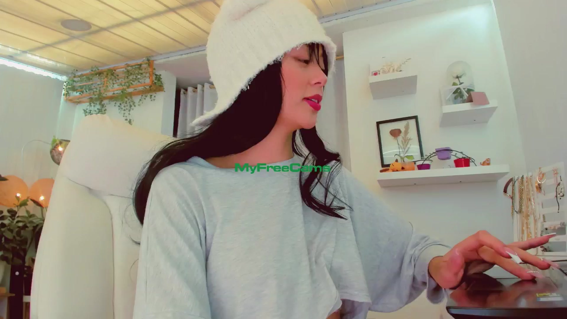 Gallery image thumbnail from AngelicRossy's myfreecams stream on, 07/12/2024, 18:43 image 3 of 20