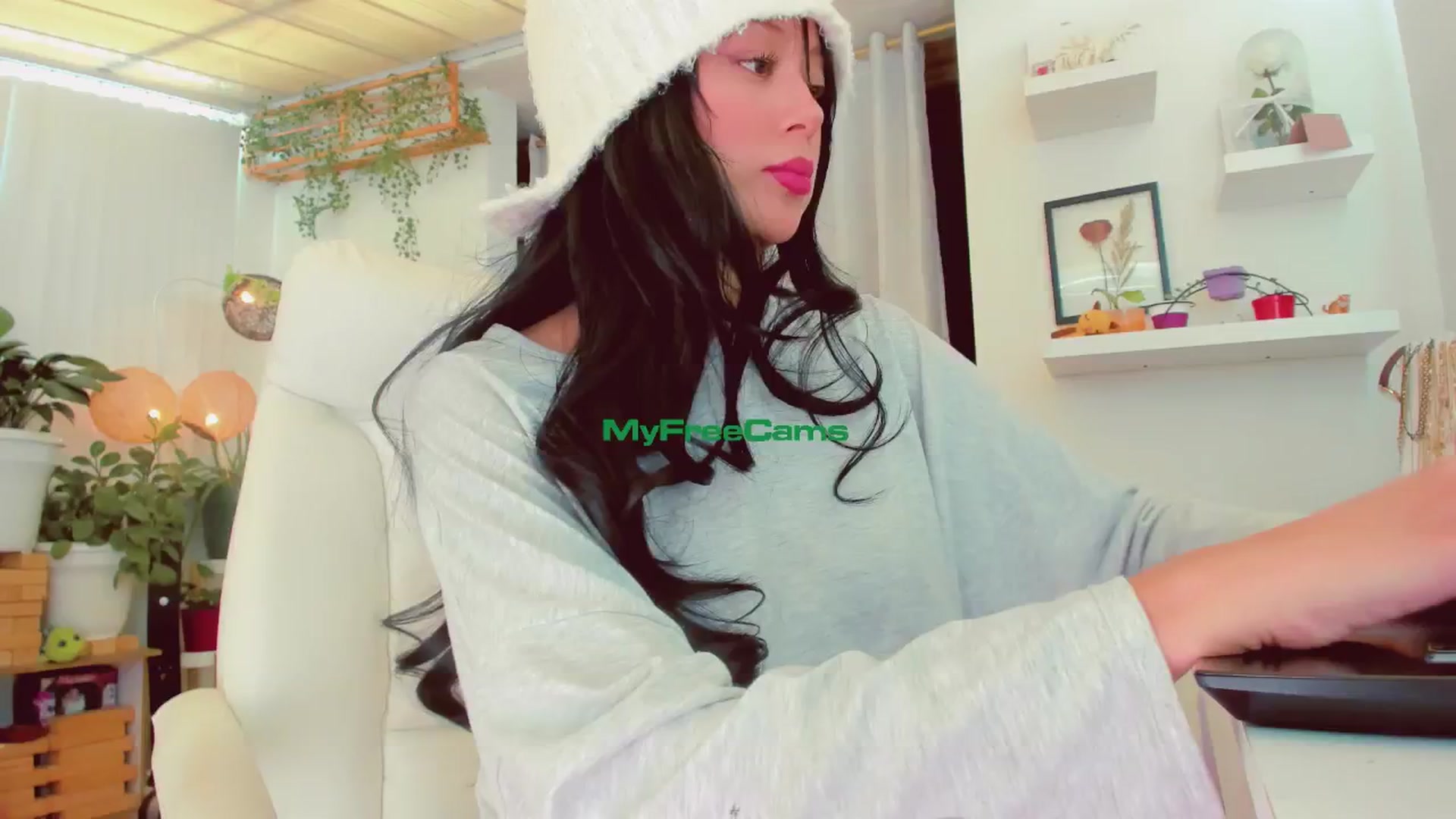 Gallery image thumbnail from AngelicRossy's myfreecams stream on, 07/12/2024, 18:43 image 14 of 20