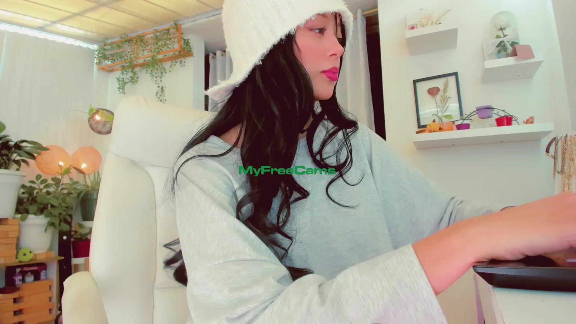 Gallery image thumbnail from AngelicRossy's myfreecams stream on, 07/12/2024, 18:43 image 15 of 20