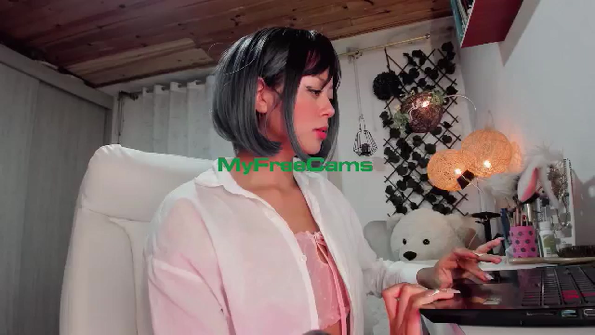 Gallery image thumbnail from AngelicRossy's myfreecams stream on, 11/21/2024, 24:33 image 18 of 20