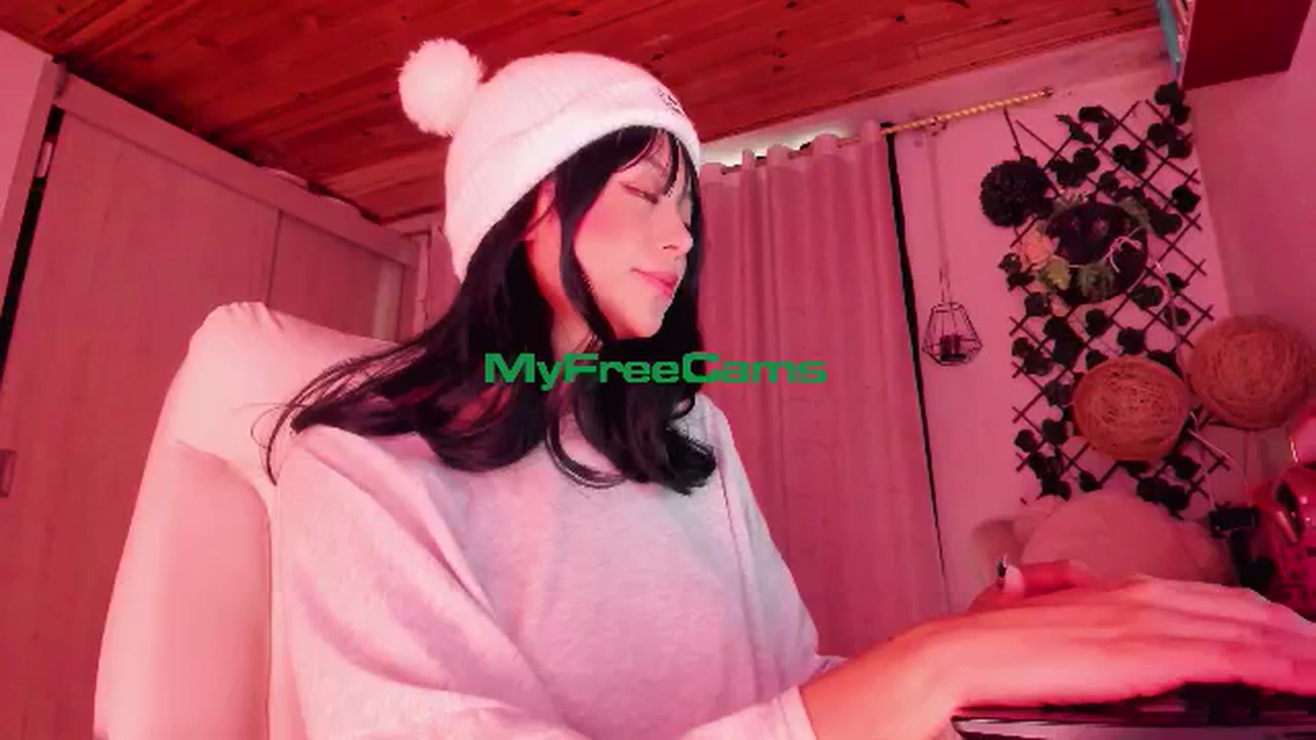 Gallery image thumbnail from AngelicRossy's myfreecams stream on, 12/13/2024, 18:35 image 12 of 20