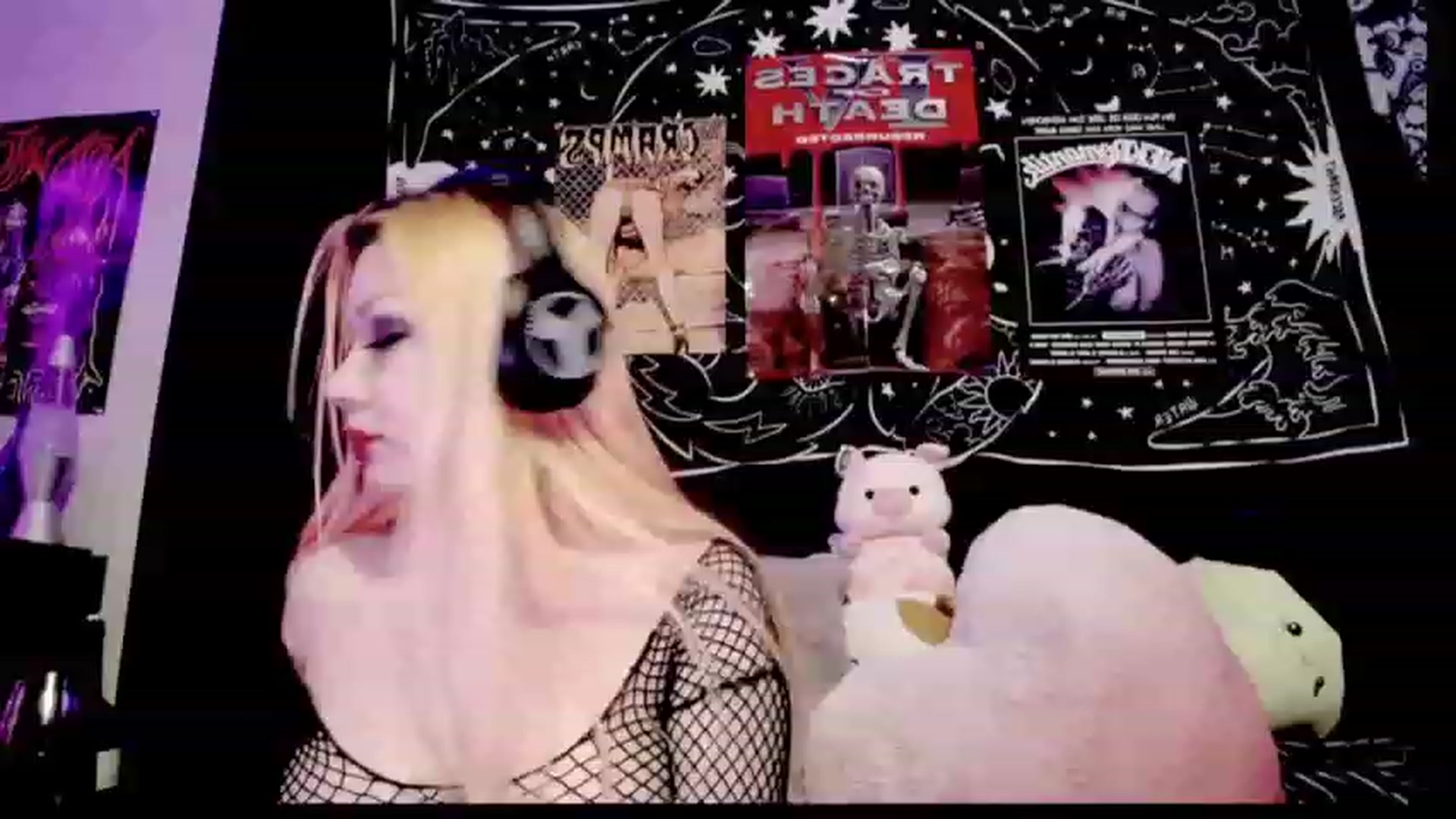 Gallery image thumbnail from AngelicaPckls's myfreecams stream on, 12/26/2022, 05:31 image 12 of 20