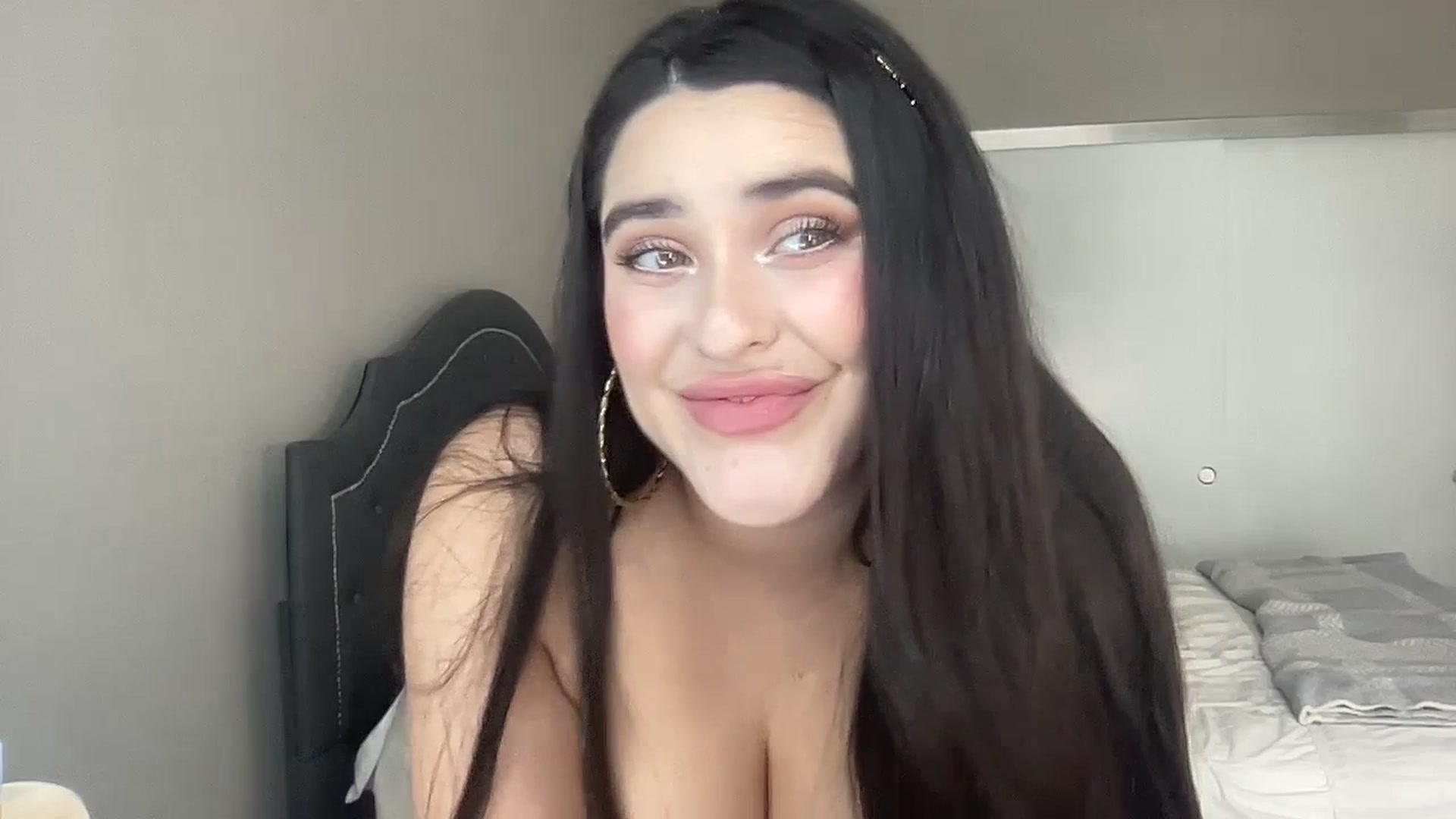 Gallery image thumbnail from Angelique_G's myfreecams stream on, 07/18/2023, 21:26 image 8 of 20