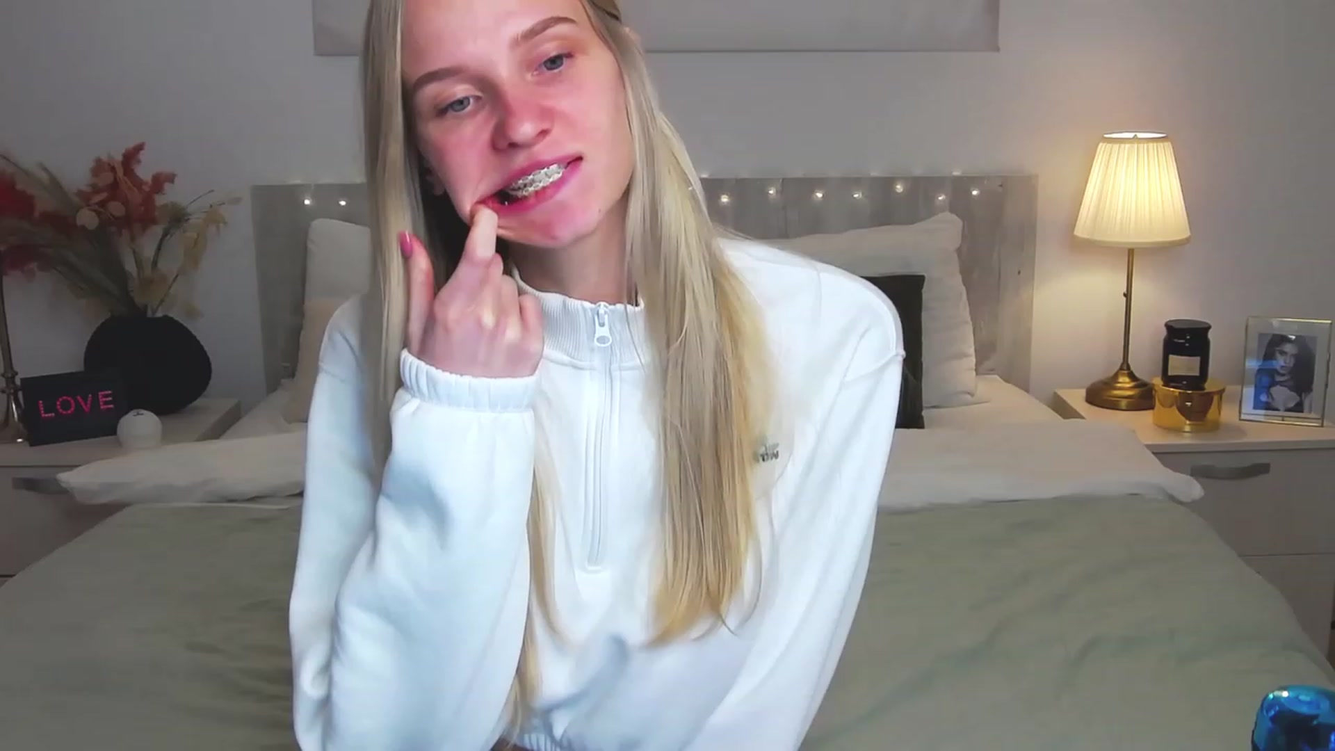 Gallery image thumbnail from Angell_XO's myfreecams stream on, 02/28/2023, 11:20 image 10 of 20