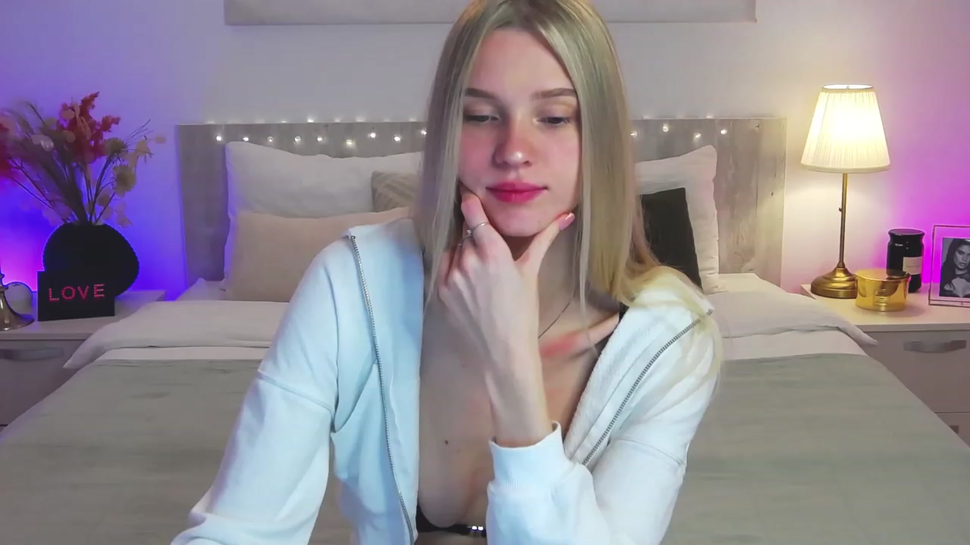 Gallery image thumbnail from Angell_XO's myfreecams stream on, 03/03/2023, 07:07 image 19 of 20