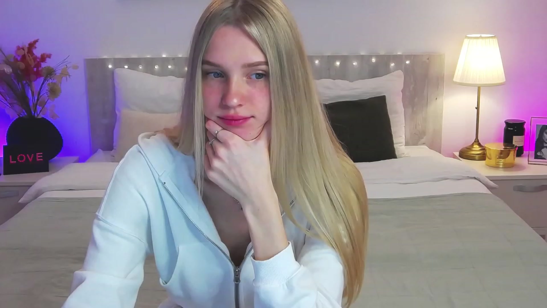 Gallery image thumbnail from Angell_XO's myfreecams stream on, 03/03/2023, 08:24 image 17 of 20