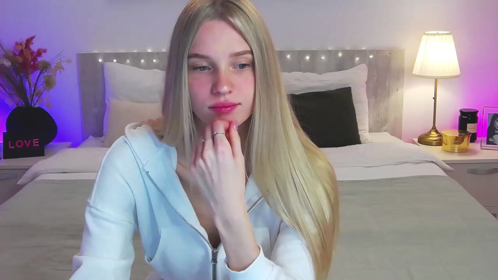 Gallery image thumbnail from Angell_XO's myfreecams stream on, 03/03/2023, 08:24 image 18 of 20