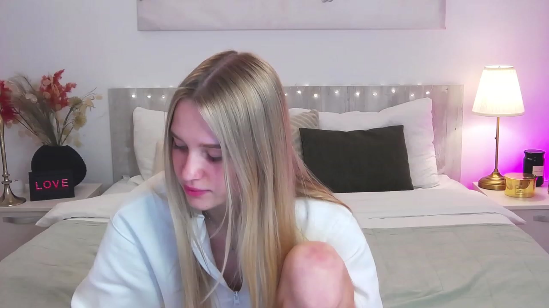 Gallery image thumbnail from Angell_XO's myfreecams stream on, 03/07/2023, 13:05 image 15 of 20