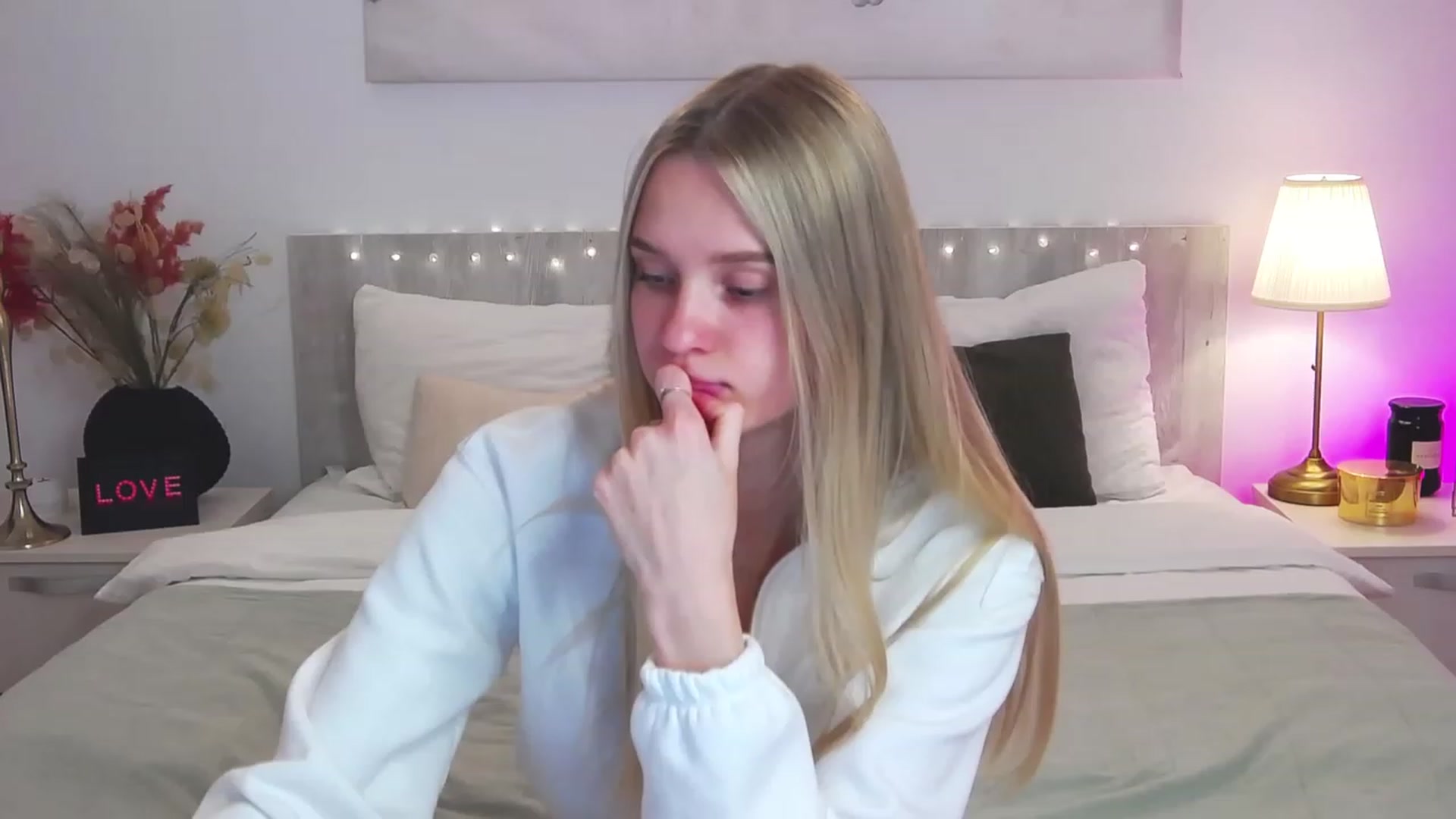 Gallery image thumbnail from Angell_XO's myfreecams stream on, 03/07/2023, 13:05 image 5 of 20