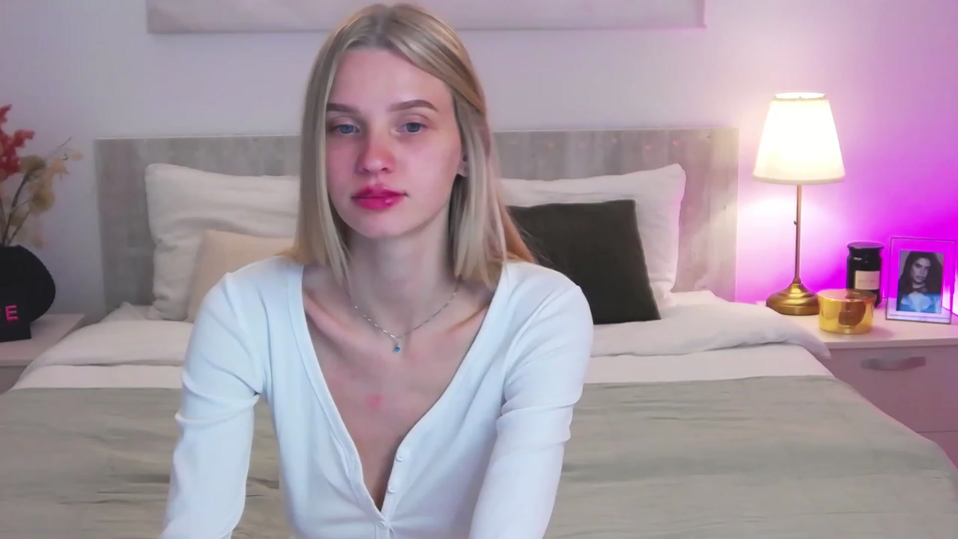 Gallery image thumbnail from Angell_XO's myfreecams stream on, 03/10/2023, 12:15 image 7 of 20