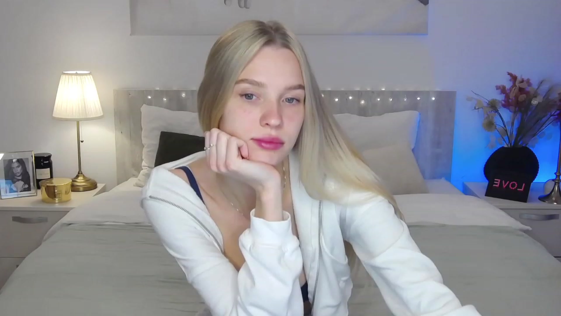 Gallery image thumbnail from Angell_XO's myfreecams stream on, 03/29/2023, 08:06 image 3 of 20
