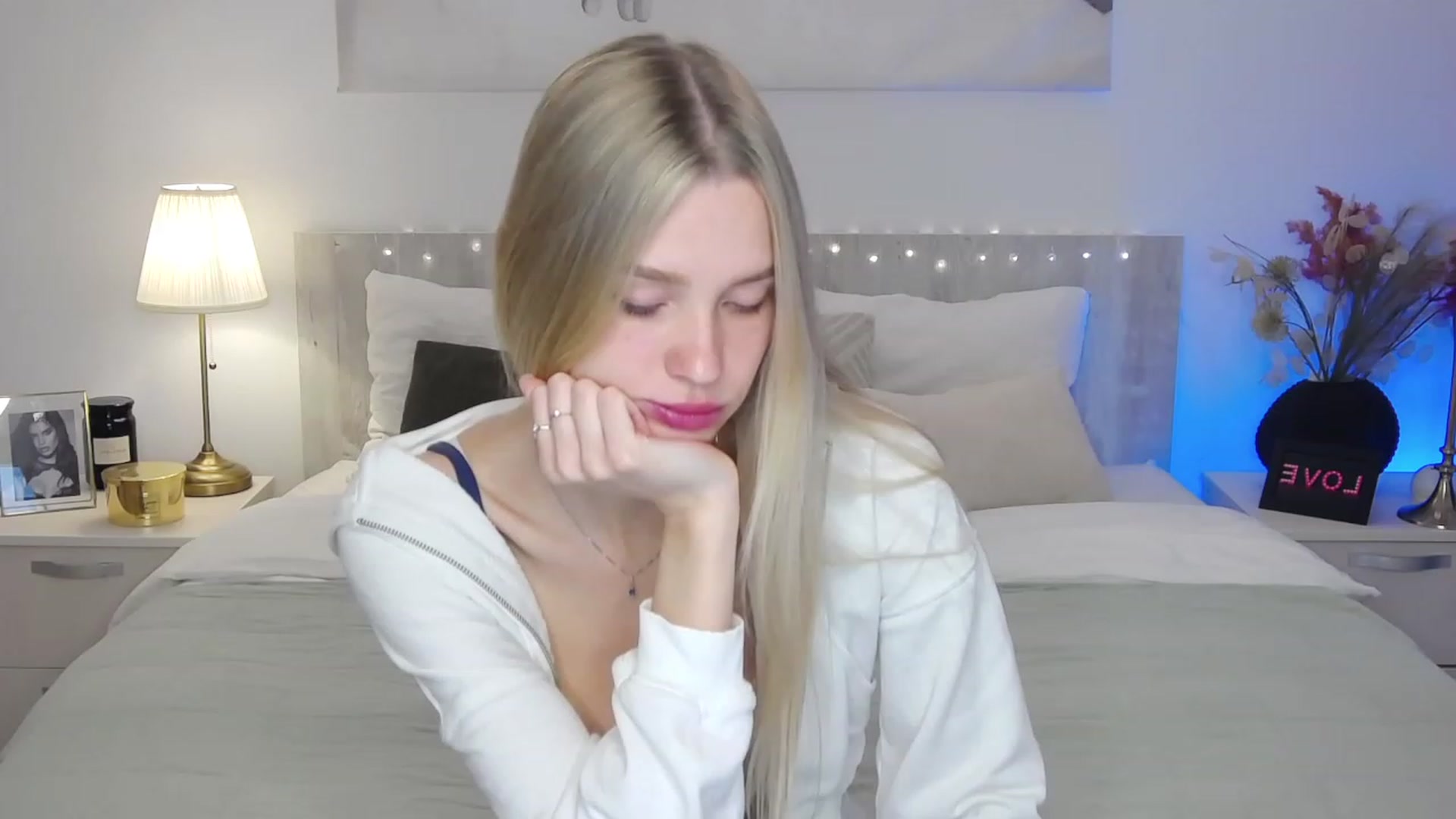 Gallery image thumbnail from Angell_XO's myfreecams stream on, 03/29/2023, 08:06 image 4 of 20