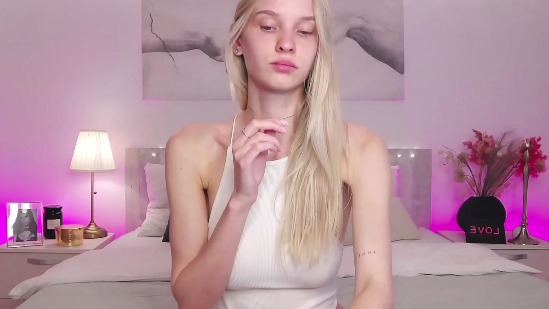 Gallery image thumbnail from Angell_XO's myfreecams stream on, 04/09/2023, 14:32 image 1 of 20