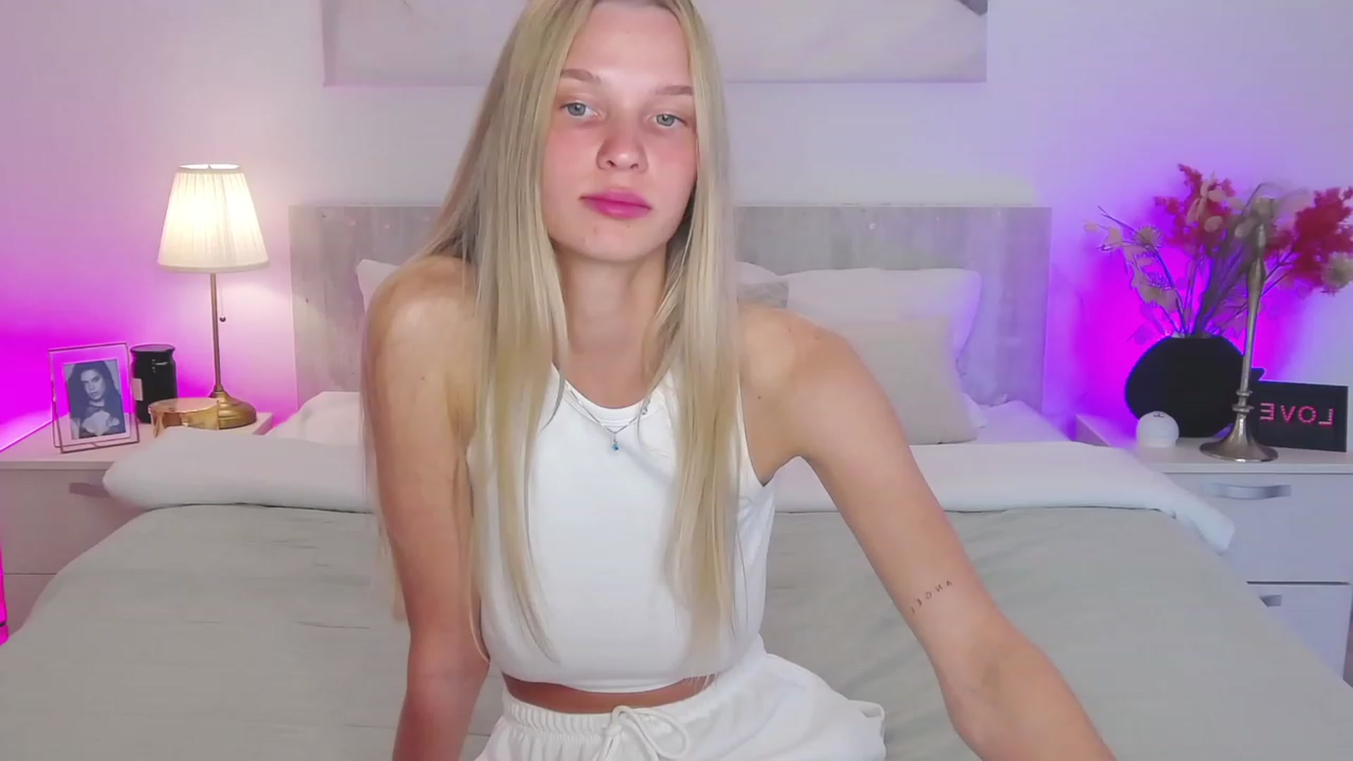 Gallery image thumbnail from Angell_XO's myfreecams stream on, 05/03/2023, 14:04 image 1 of 20