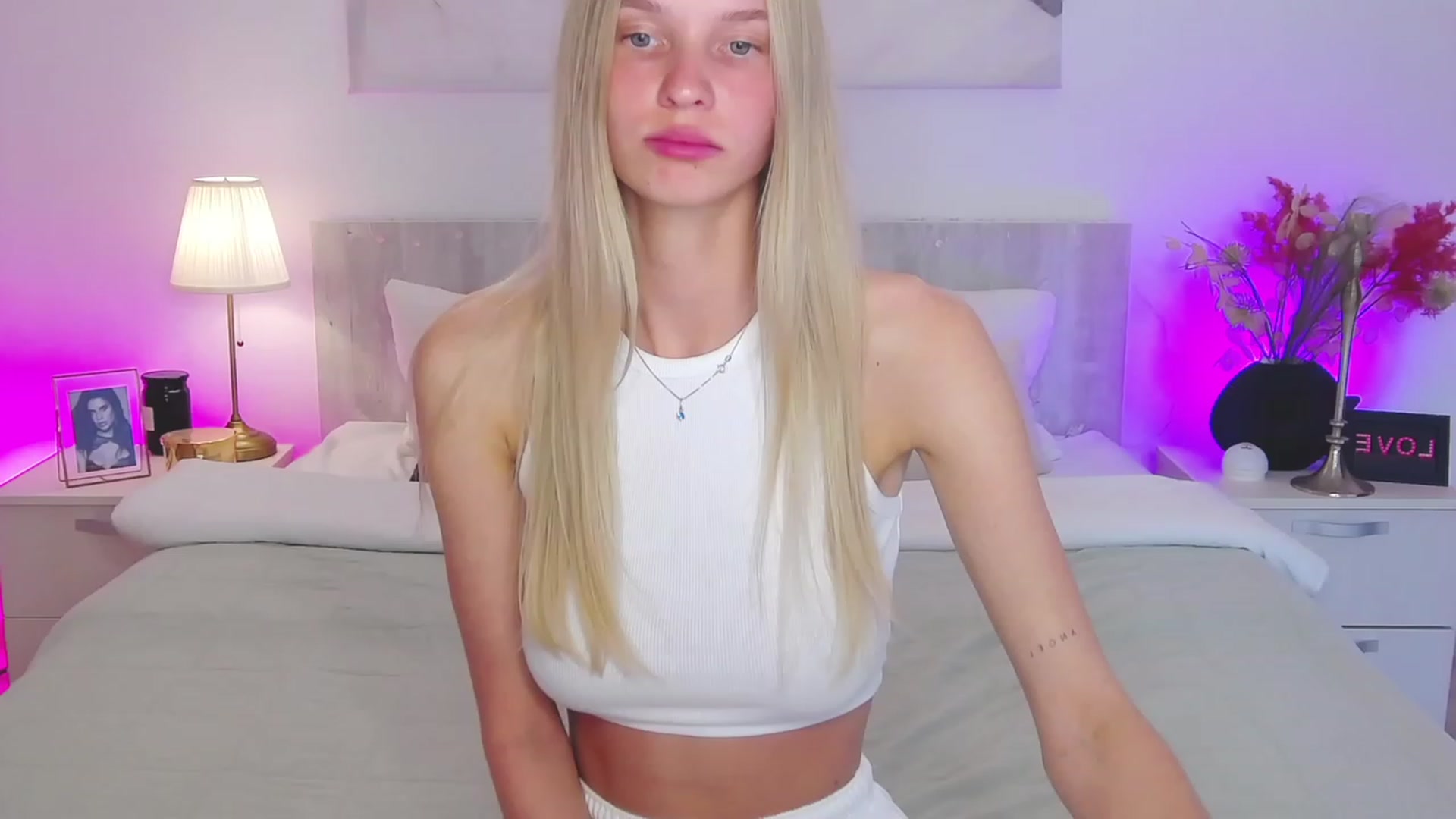 Gallery image thumbnail from Angell_XO's myfreecams stream on, 05/03/2023, 14:04 image 2 of 20