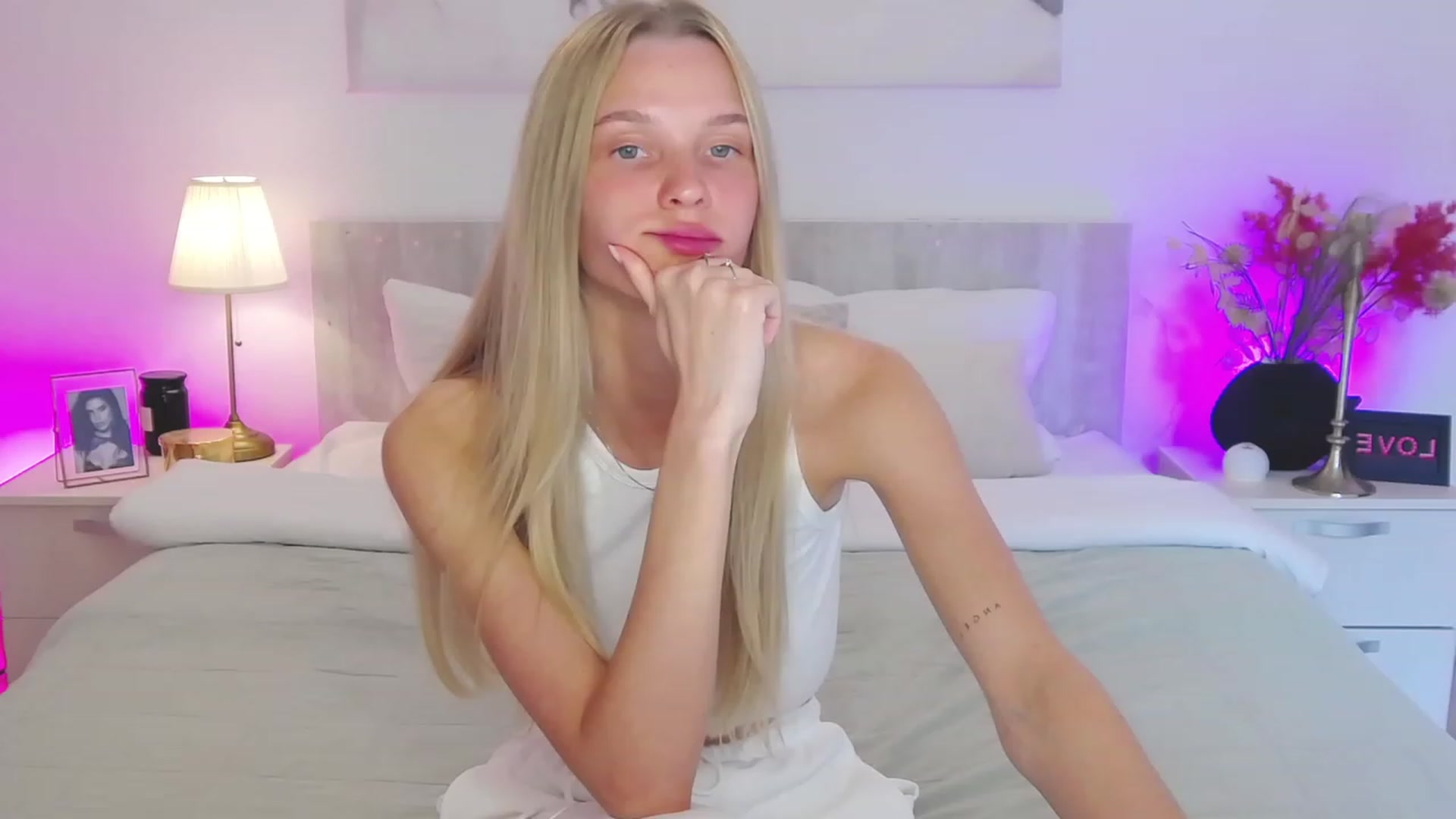 Gallery image thumbnail from Angell_XO's myfreecams stream on, 05/03/2023, 14:04 image 7 of 20