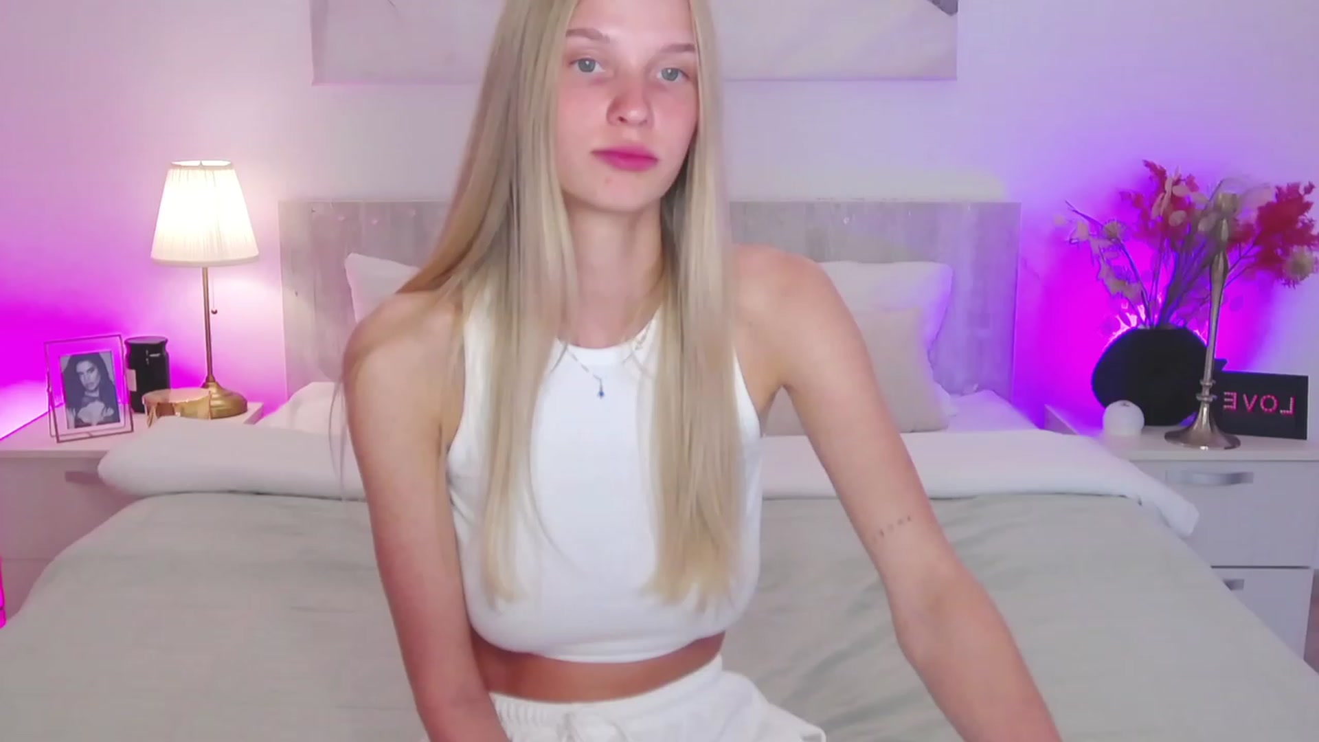 Gallery image thumbnail from Angell_XO's myfreecams stream on, 05/03/2023, 14:04 image 13 of 20