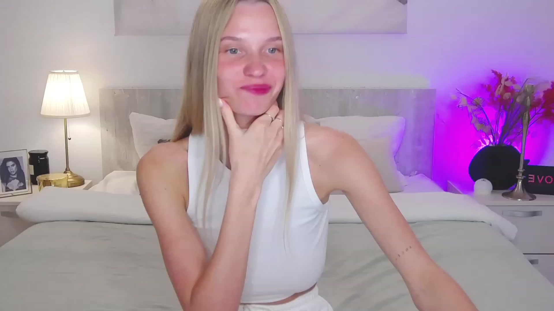 Gallery image thumbnail from Angell_XO's myfreecams stream on, 05/03/2023, 16:07 image 17 of 20