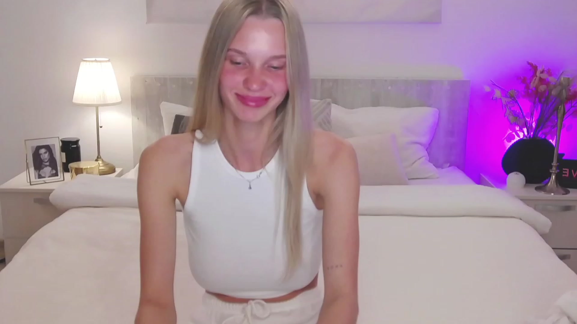 Gallery image thumbnail from Angell_XO's myfreecams stream on, 05/03/2023, 19:10 image 7 of 20