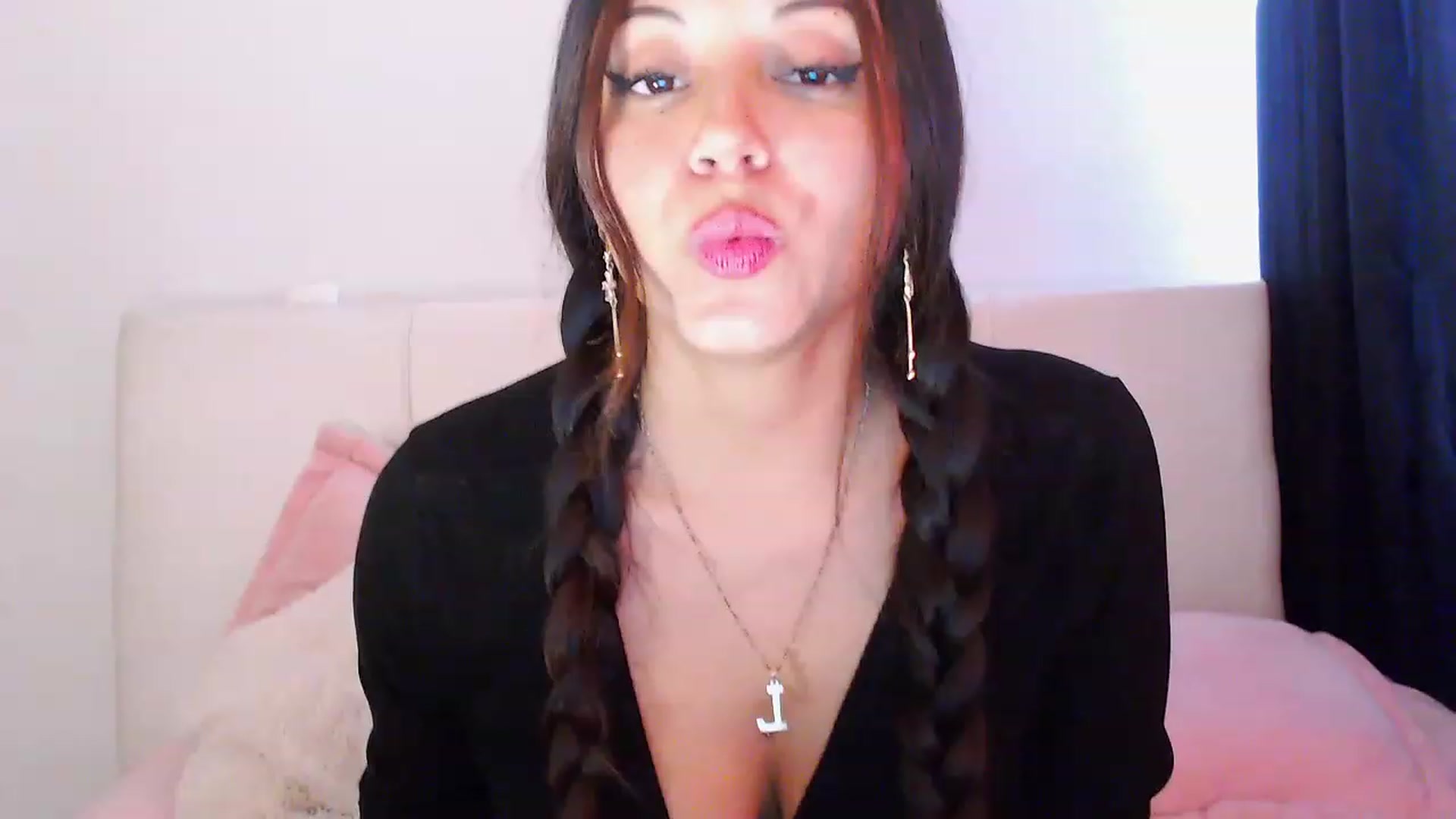 Gallery image thumbnail from Angellyloove's myfreecams stream on, 01/01/2023, 22:03 image 6 of 20