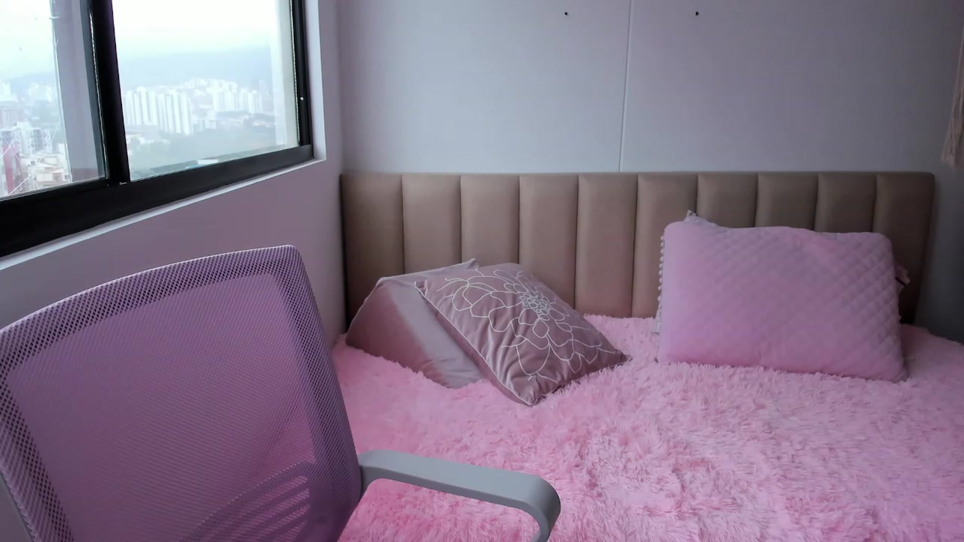 Gallery image thumbnail from Angelnaaughty's myfreecams stream on, 06/01/2023, 20:22 image 6 of 20