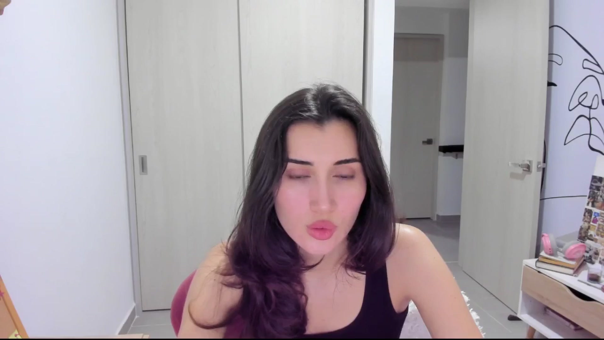 Gallery image thumbnail from Angelnaaughty's myfreecams stream on, 03/31/2025, 23:44 image 7 of 20