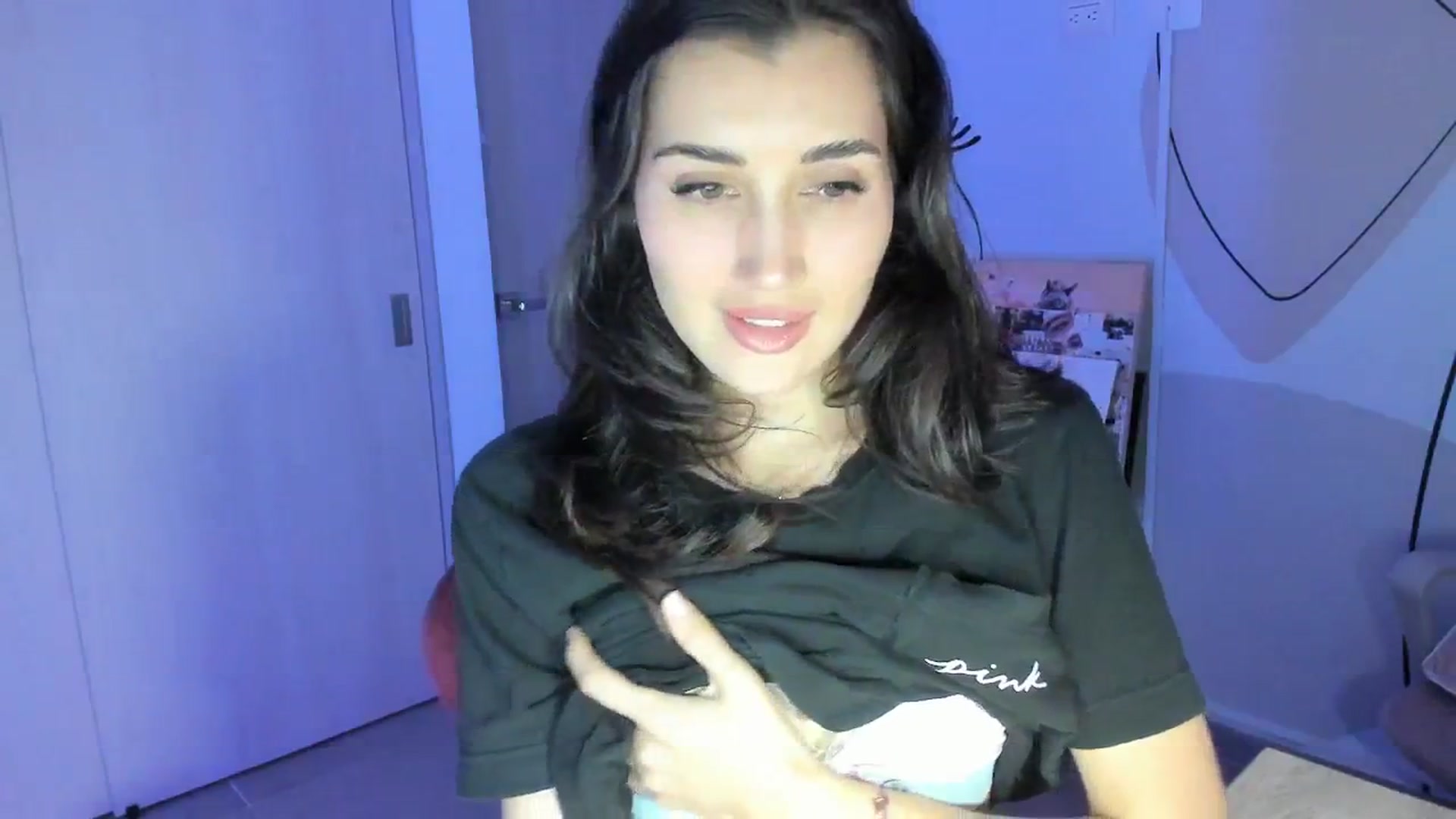 Gallery image thumbnail from Angelnaaughty's myfreecams stream on, 05/20/2025, 24:12 image 13 of 20