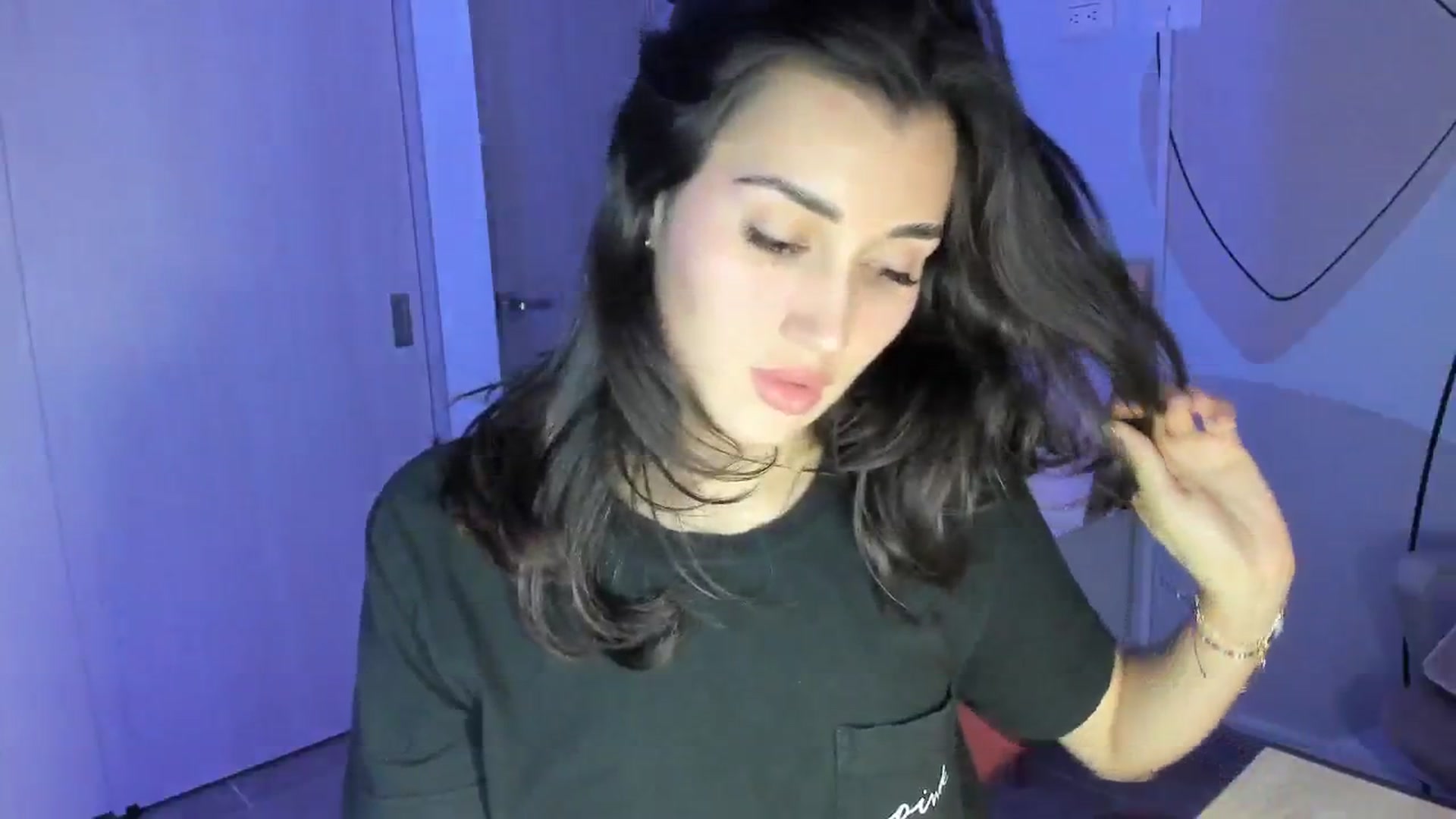 Gallery image thumbnail from Angelnaaughty's myfreecams stream on, 05/20/2025, 24:12 image 14 of 20