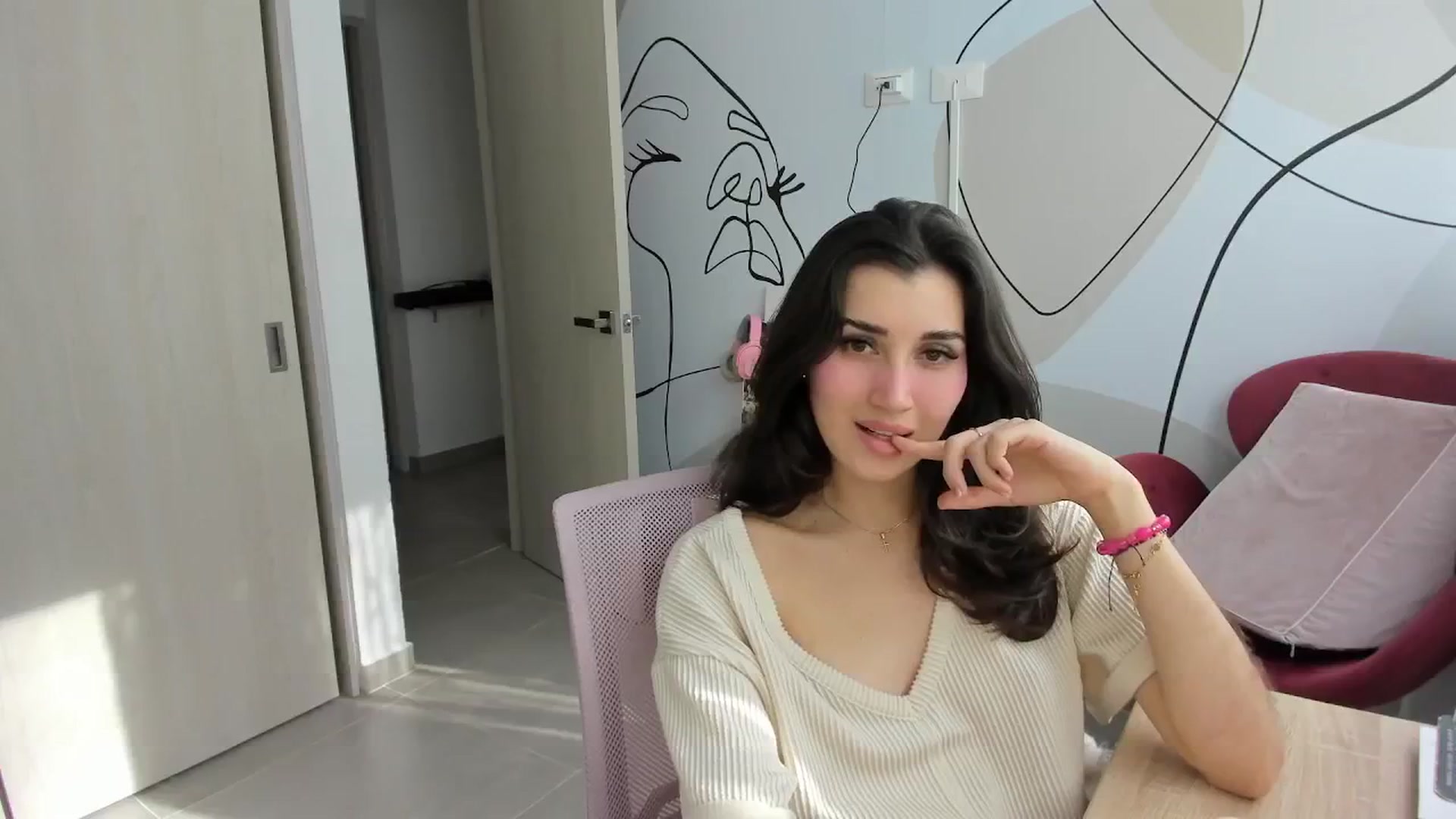 Gallery image thumbnail from Angelnaaughty's myfreecams stream on, 05/31/2025, 23:04 image 3 of 20