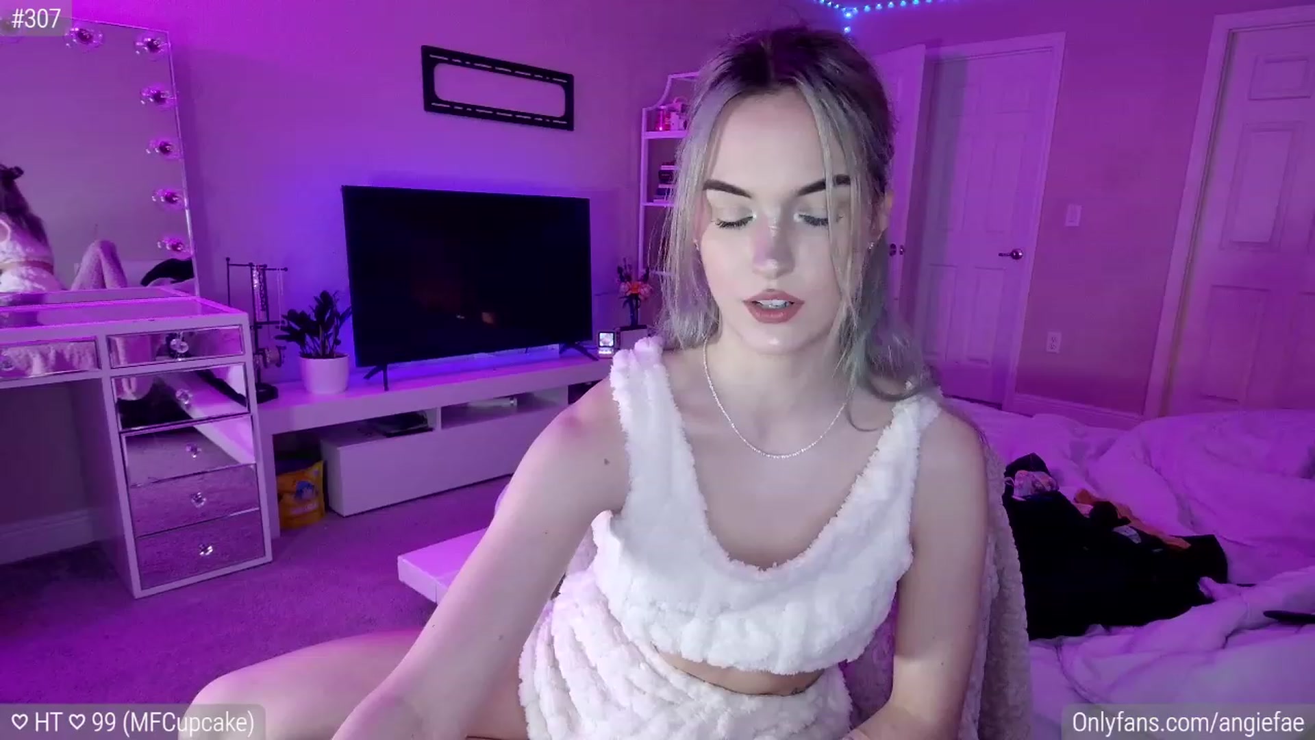 Gallery image thumbnail from AngieFae's myfreecams stream on, 03/05/2024, 07:09 image 4 of 20