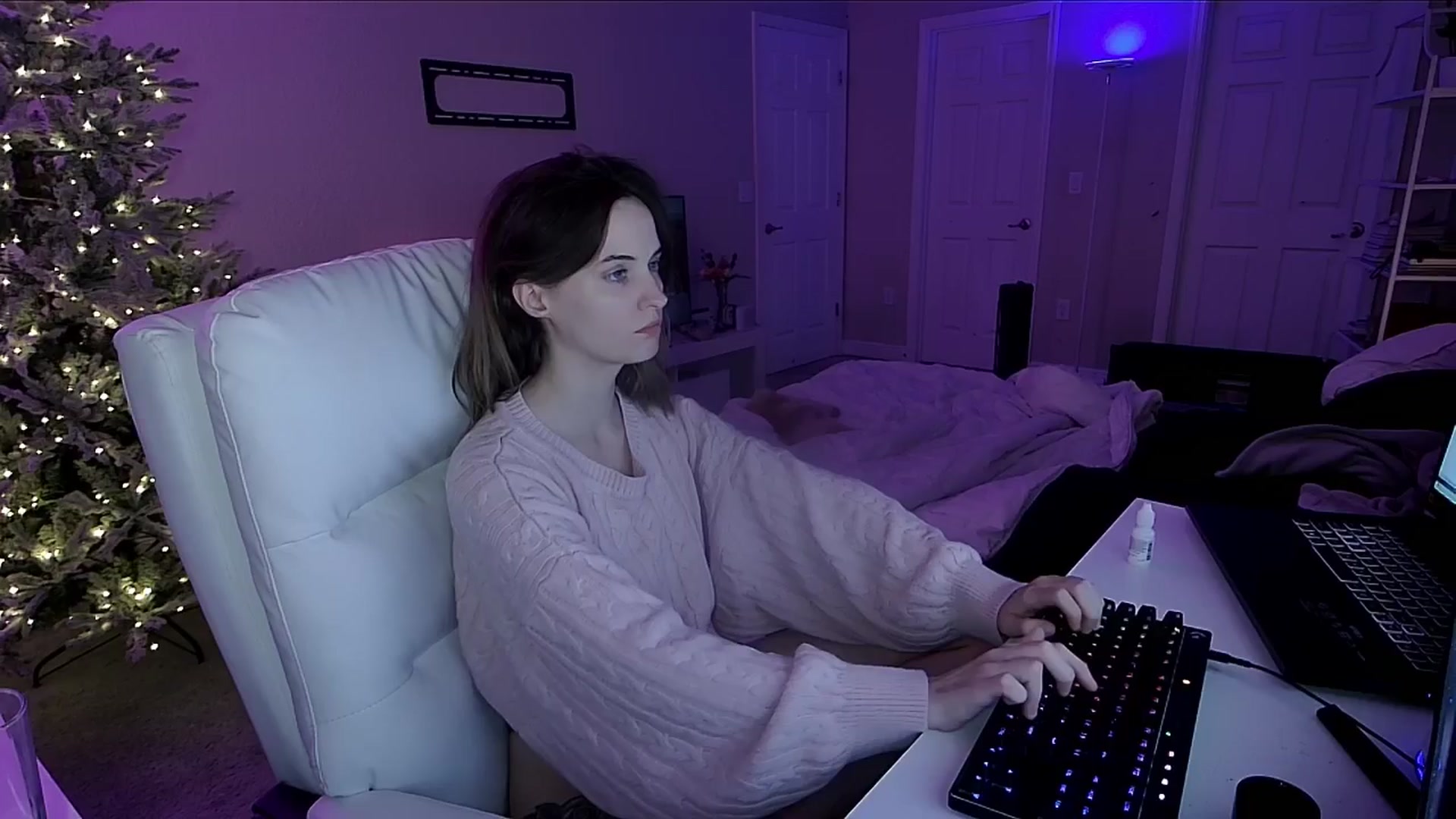 Gallery image thumbnail from AngieFae's myfreecams stream on, 12/11/2024, 10:44 image 3 of 20