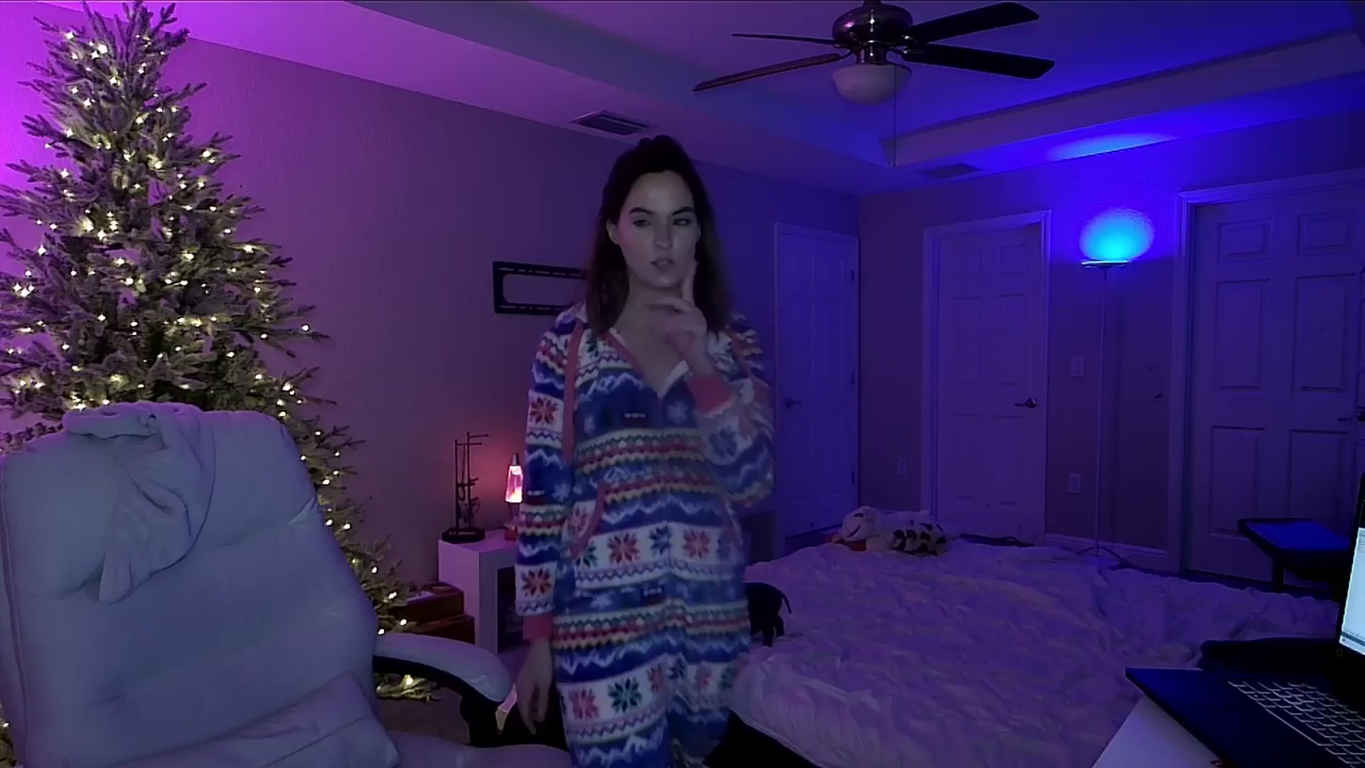 Gallery image thumbnail from AngieFae's myfreecams stream on, 12/20/2024, 06:59 image 9 of 20