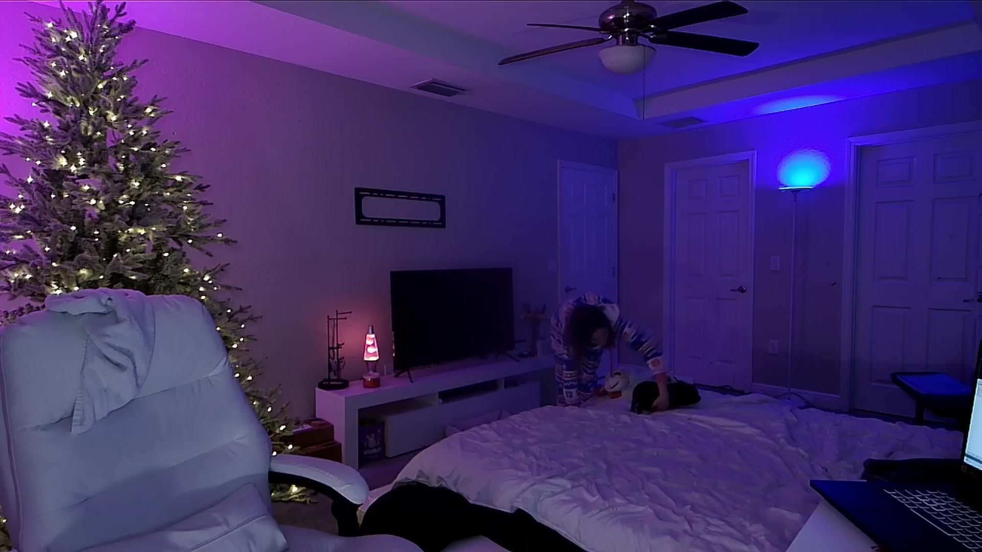 Gallery image thumbnail from AngieFae's myfreecams stream on, 12/20/2024, 06:59 image 13 of 20