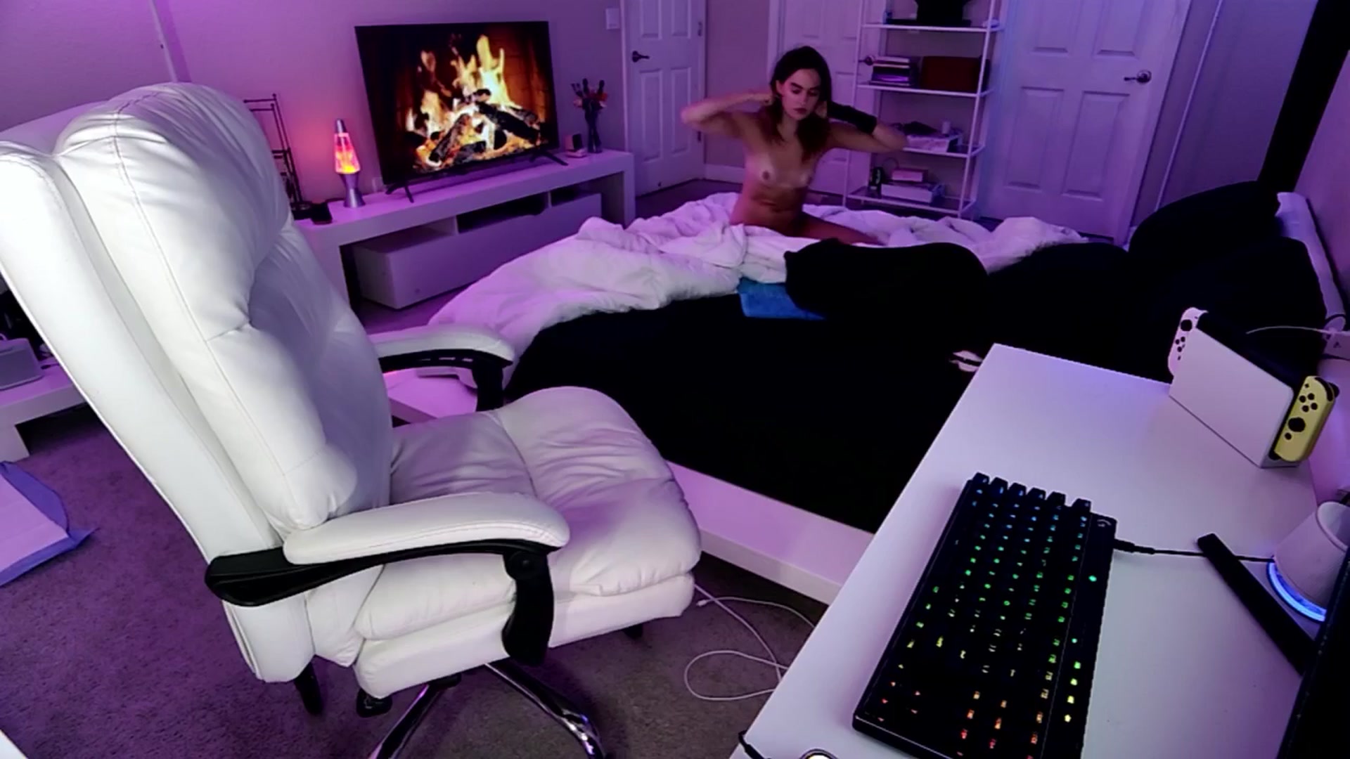 Gallery image thumbnail from AngieFaeBDay's myfreecams stream on, 04/19/2025, 06:01 image 3 of 20