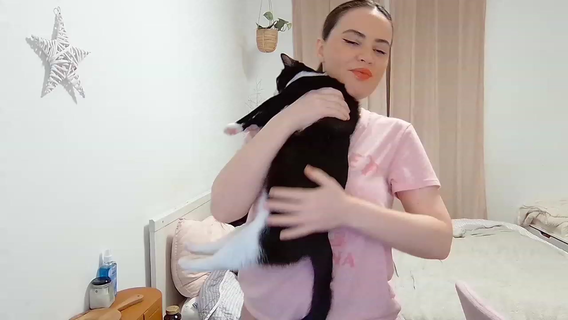 Gallery image thumbnail from AngieMeow's myfreecams stream on, 04/03/2023, 24:04 image 5 of 20