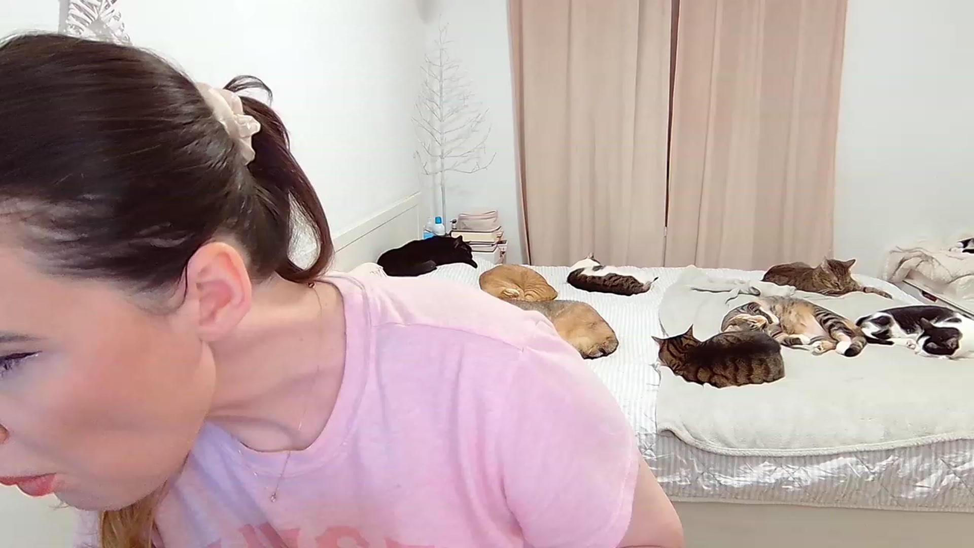 Gallery image thumbnail from AngieMeow's myfreecams stream on, 04/03/2023, 24:04 image 1 of 20