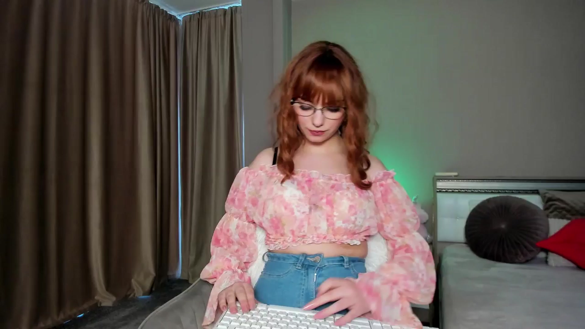 Gallery image thumbnail from Angieerosee's myfreecams stream on, 07/08/2024, 13:23 image 14 of 20