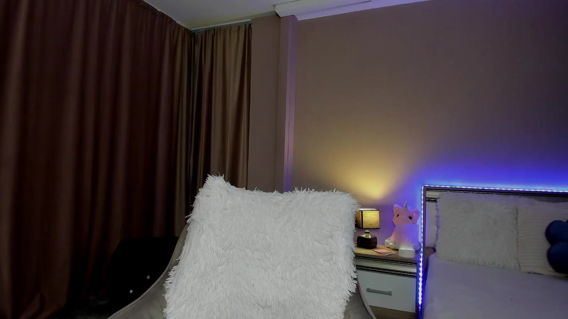 Gallery image thumbnail from Angieerosee's myfreecams stream on, 09/17/2024, 18:52 image 4 of 20