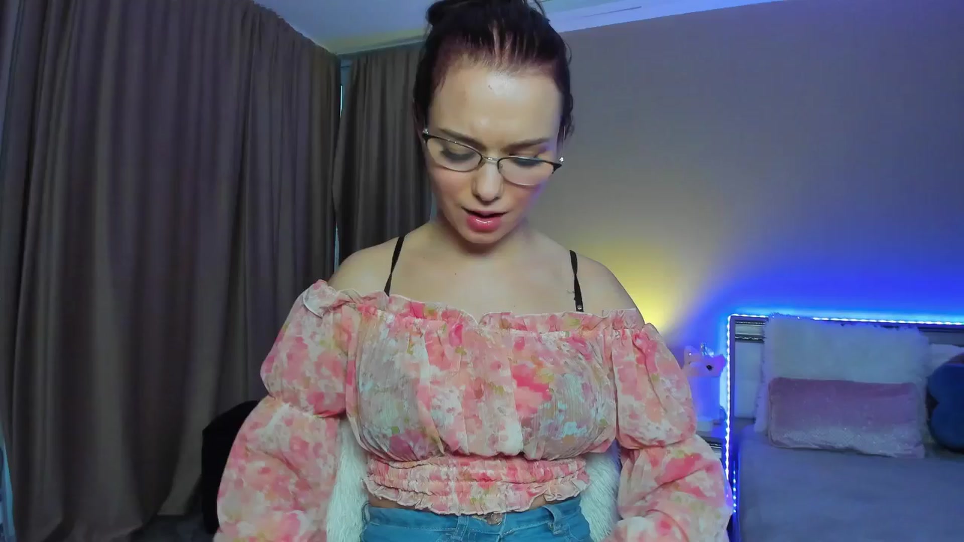Gallery image thumbnail from Angieerosee's myfreecams stream on, 10/04/2024, 17:15 image 2 of 20
