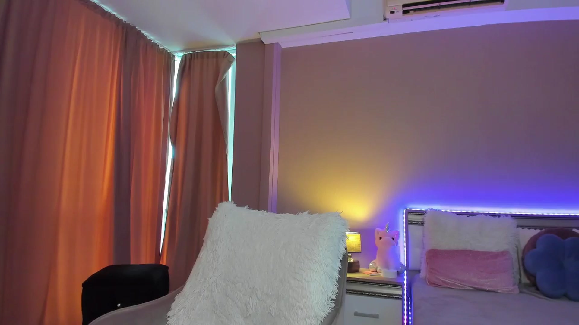 Gallery image thumbnail from Angieerosee's myfreecams stream on, 10/10/2024, 14:42 image 3 of 20
