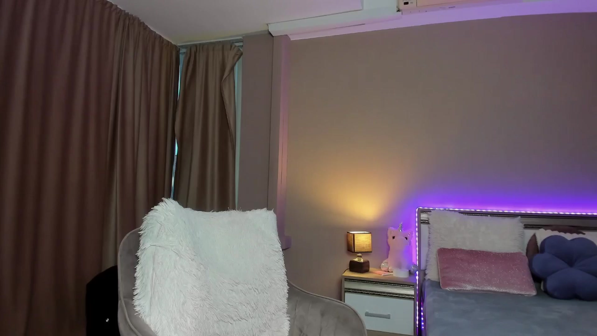 Gallery image thumbnail from Angieerosee's myfreecams stream on, 10/15/2024, 16:33 image 10 of 20