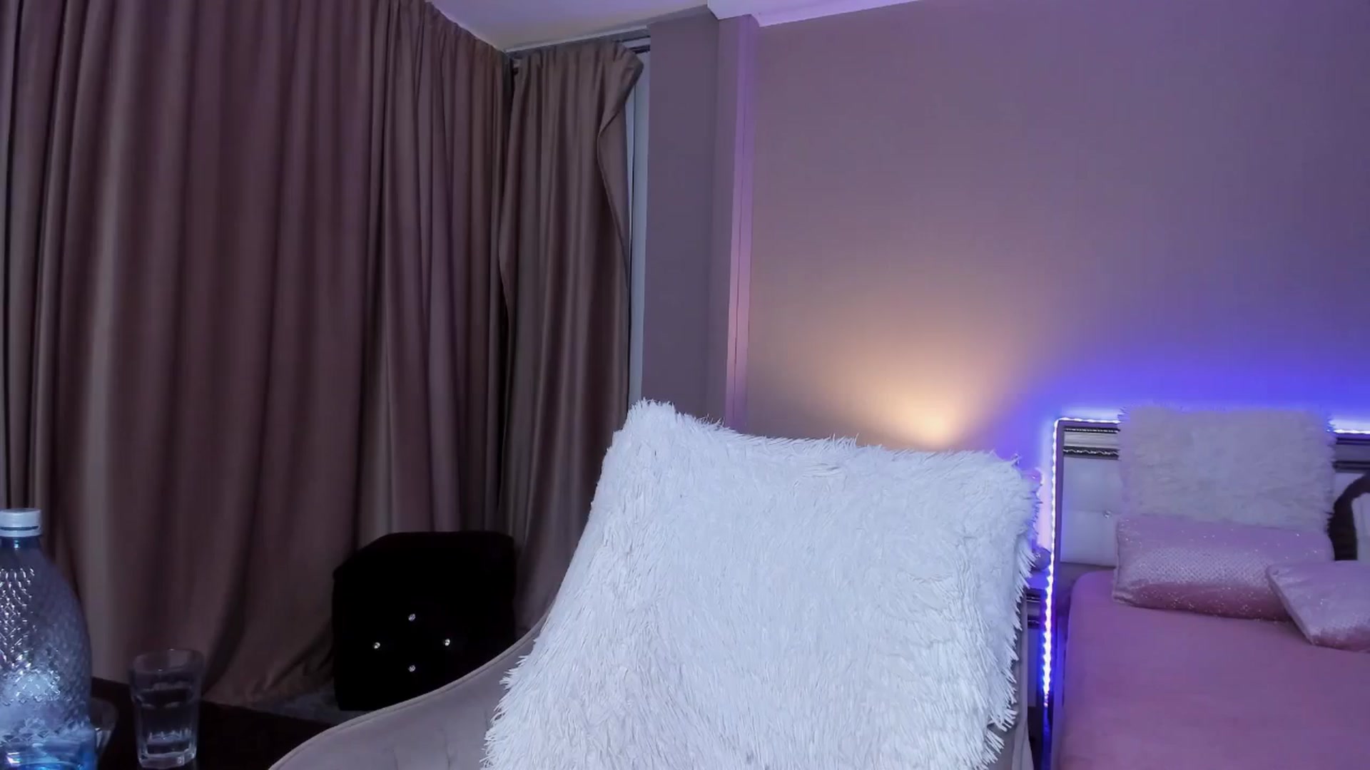 Gallery image thumbnail from Angieerosee's myfreecams stream on, 10/21/2024, 18:07 image 11 of 20