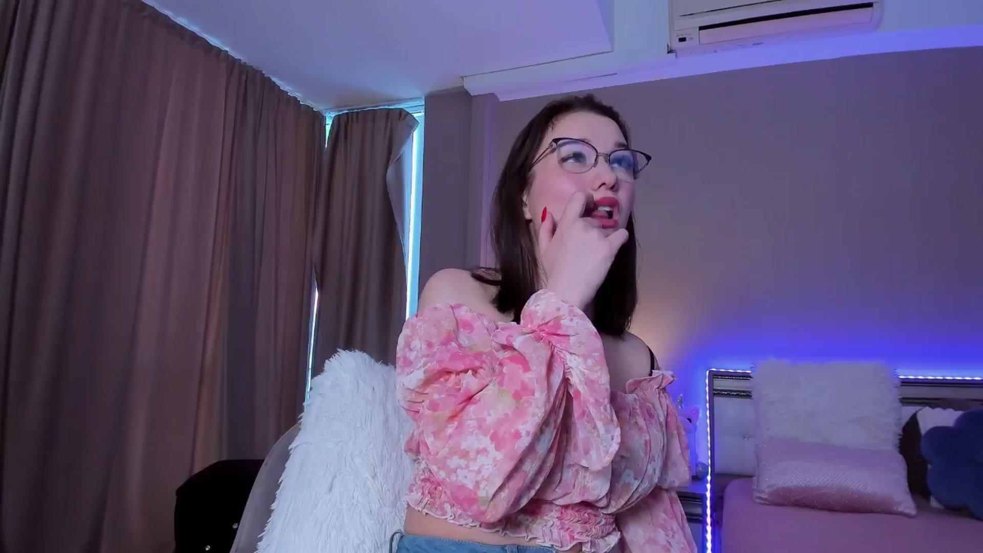 Gallery image thumbnail from Angieerosee's myfreecams stream on, 10/22/2024, 15:22 image 6 of 20