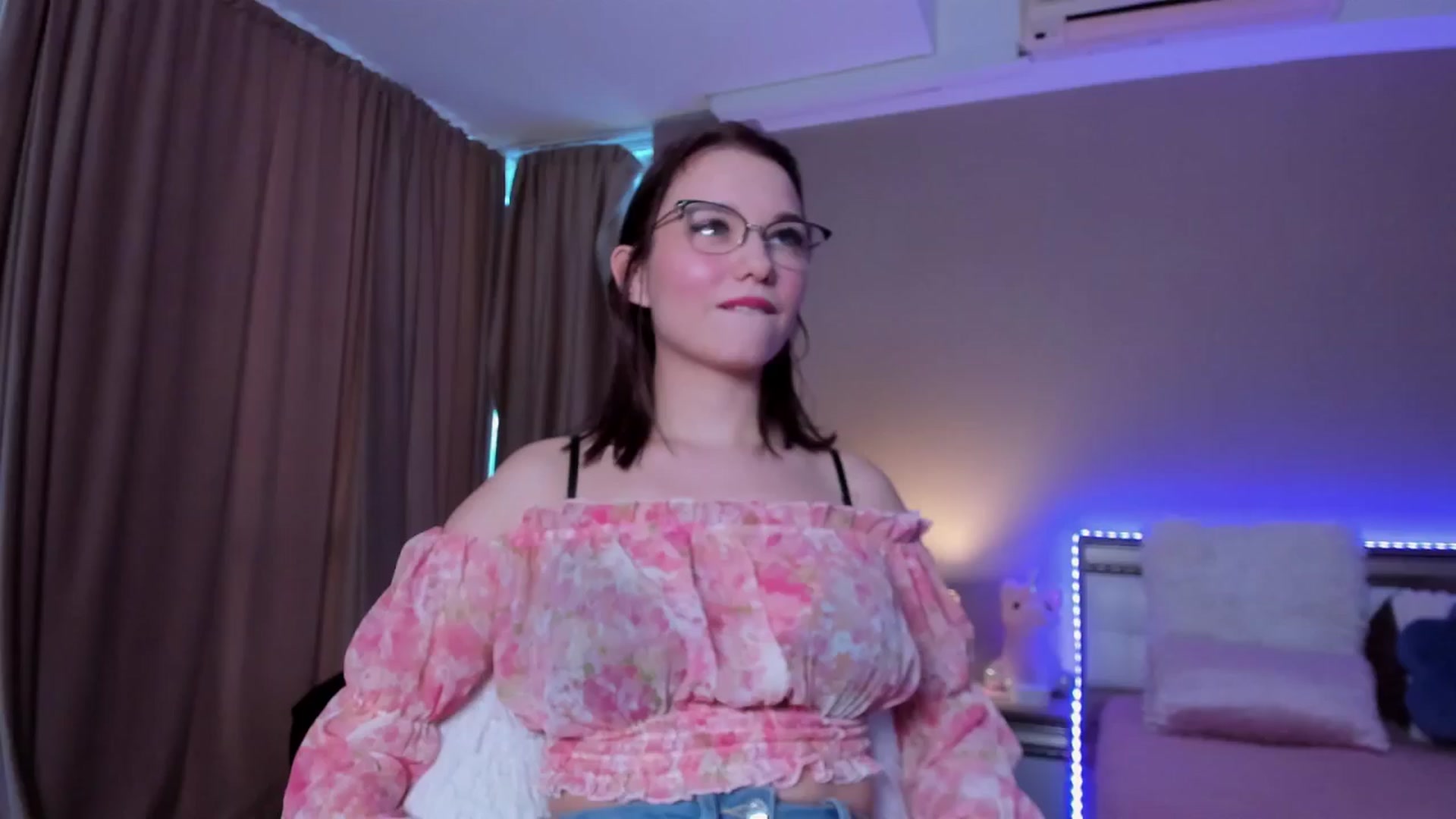 Gallery image thumbnail from Angieerosee's myfreecams stream on, 10/22/2024, 15:22 image 17 of 20