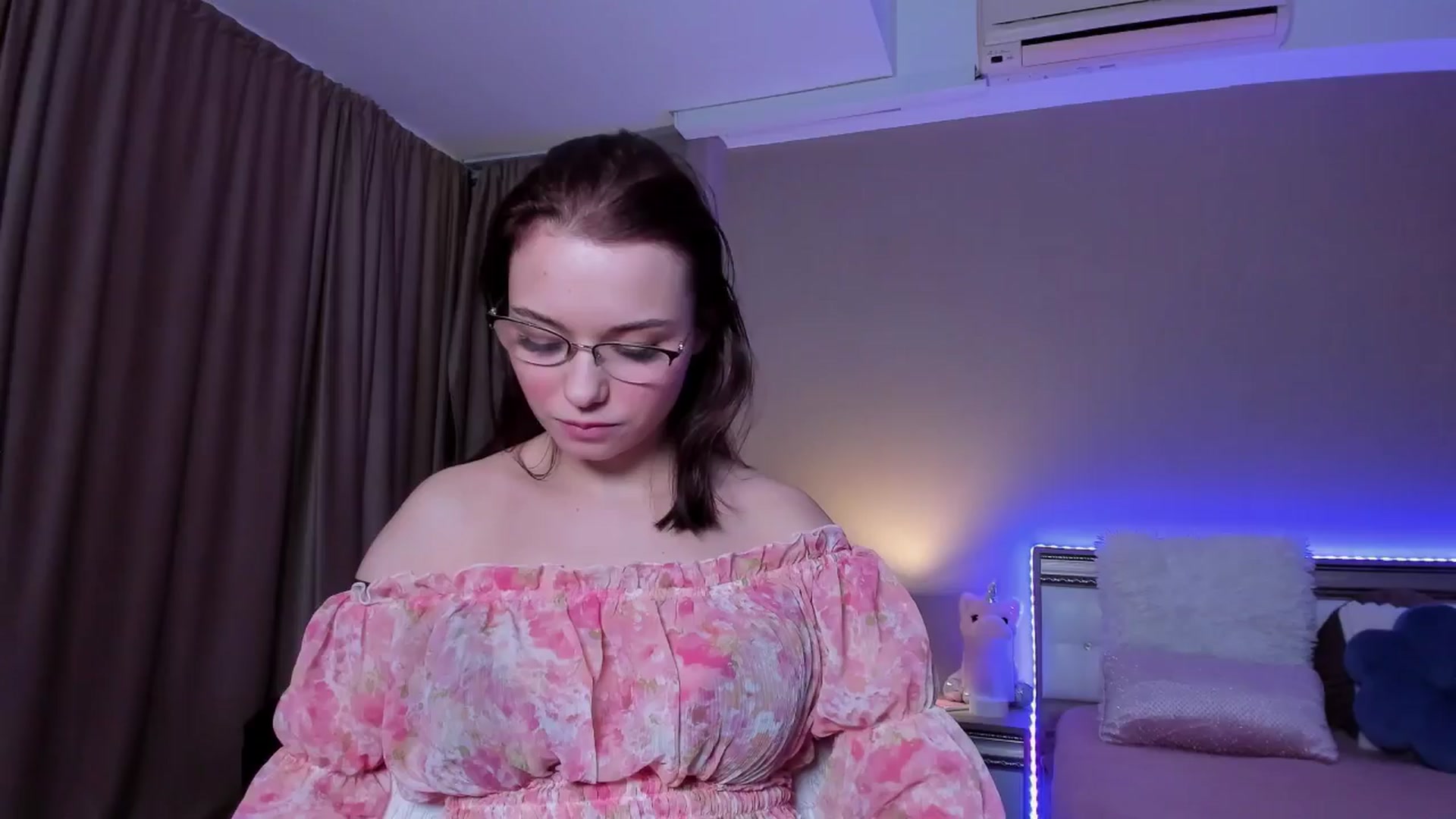 Gallery image thumbnail from Angieerosee's myfreecams stream on, 10/22/2024, 16:50 image 18 of 20