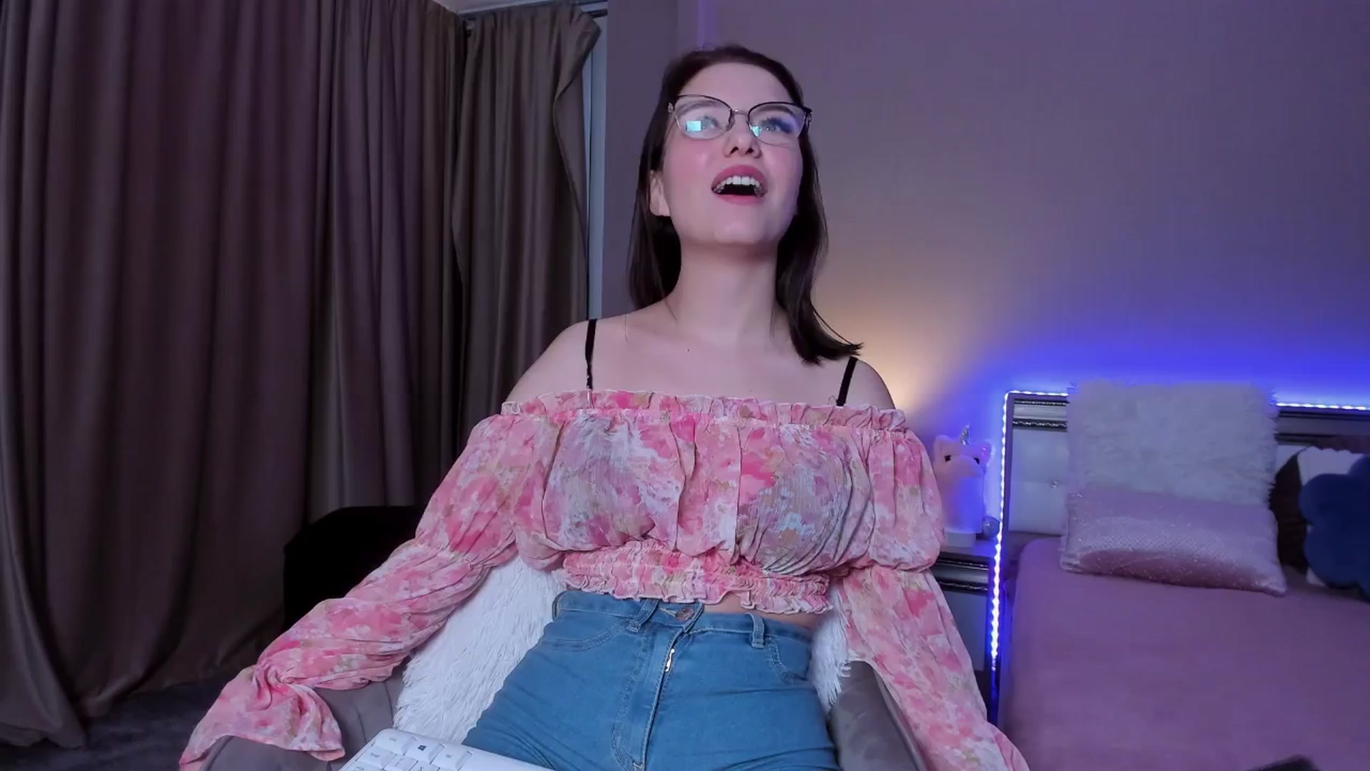 Gallery image thumbnail from Angieerosee's myfreecams stream on, 10/22/2024, 16:50 image 12 of 20