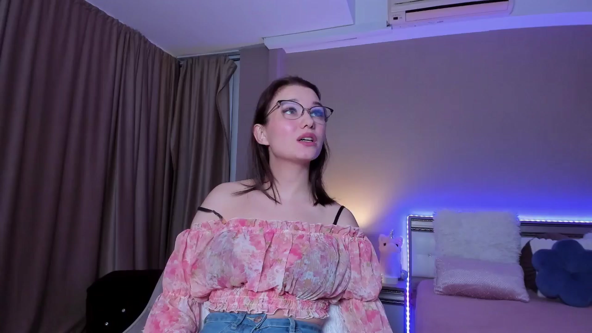 Gallery image thumbnail from Angieerosee's myfreecams stream on, 10/22/2024, 16:50 image 15 of 20