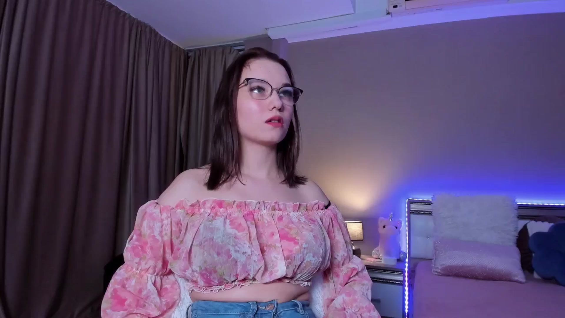 Gallery image thumbnail from Angieerosee's myfreecams stream on, 10/22/2024, 19:38 image 7 of 20