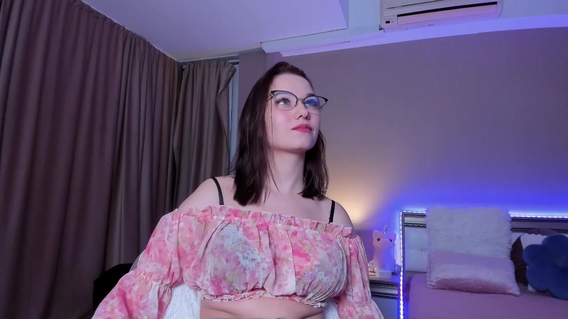 Gallery image thumbnail from Angieerosee's myfreecams stream on, 10/22/2024, 19:38 image 2 of 20